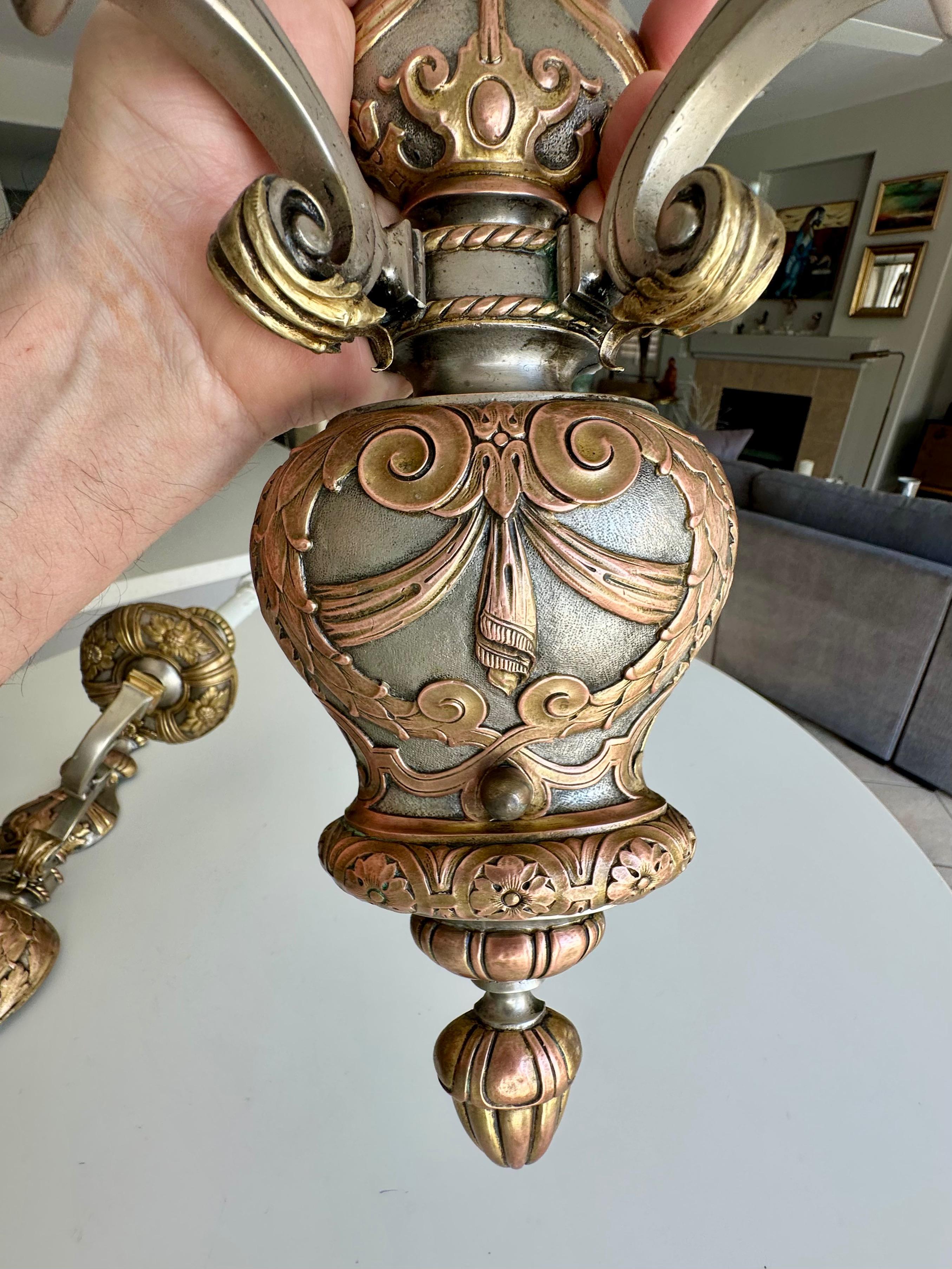 Pareja de apliques Caldwell de 2 brazos en bronce y plata en venta 8