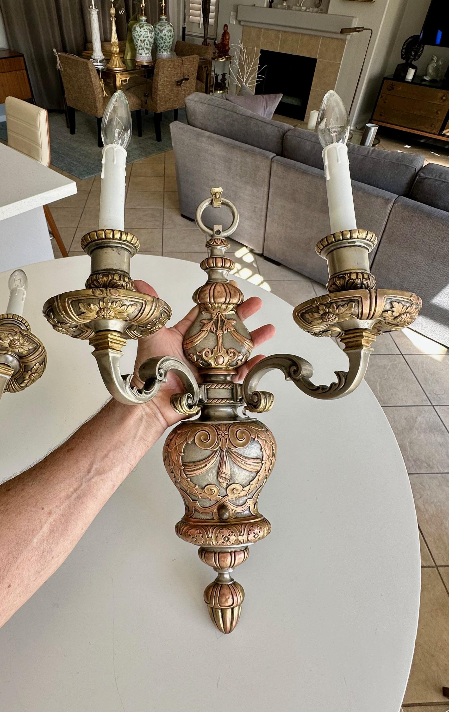 Pareja de apliques Caldwell de 2 brazos en bronce y plata en venta 9