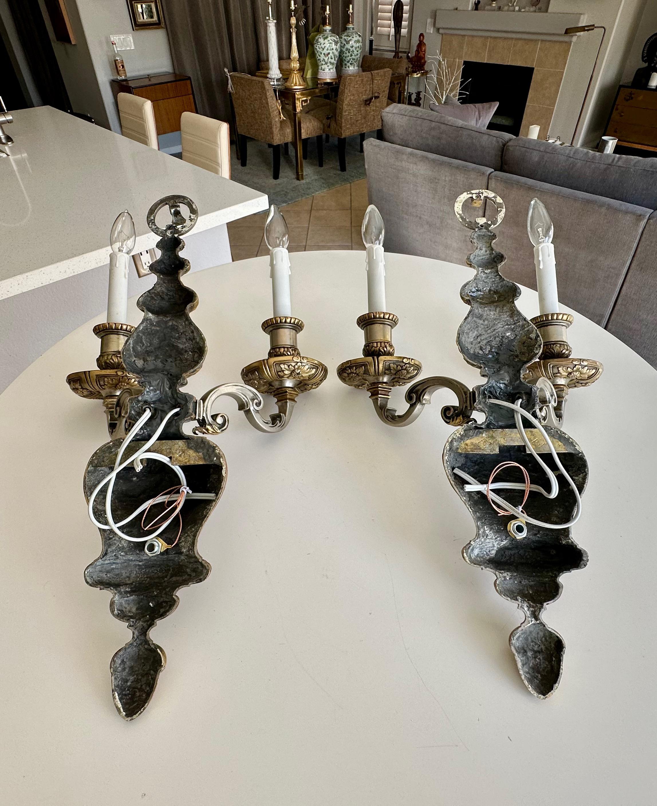 Pareja de apliques Caldwell de 2 brazos en bronce y plata en venta 10