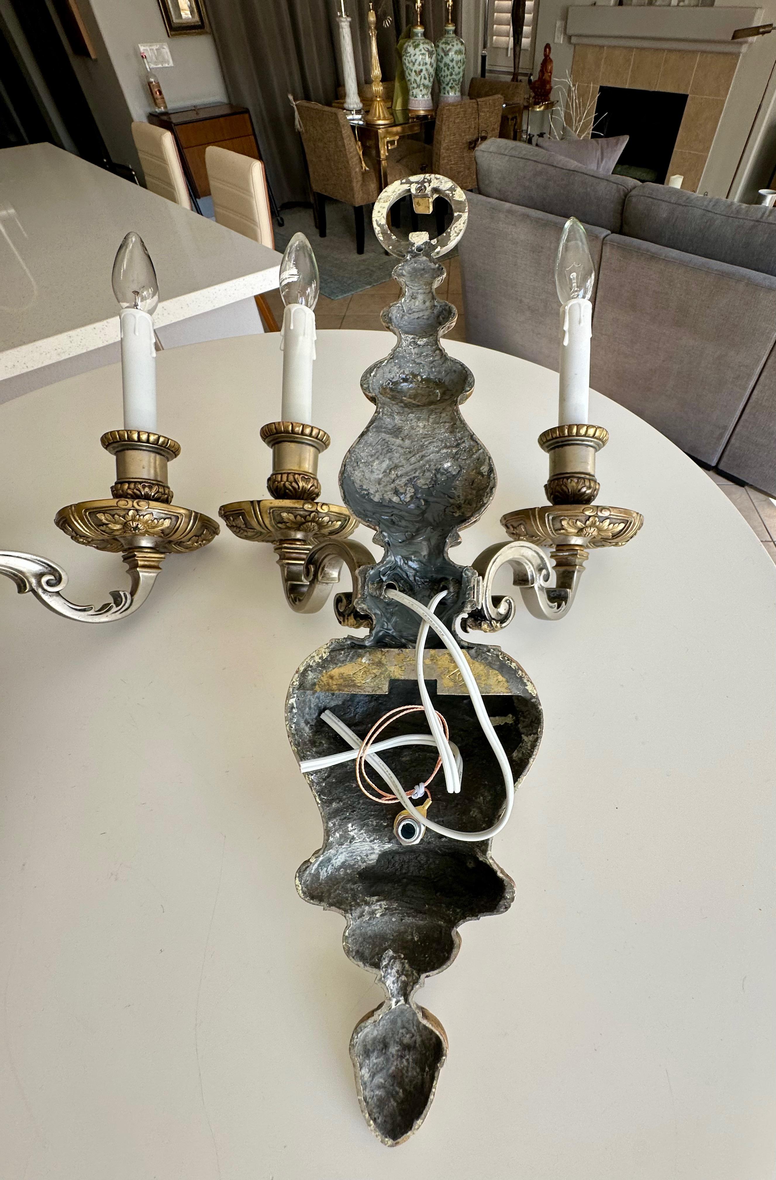 Pareja de apliques Caldwell de 2 brazos en bronce y plata en venta 11