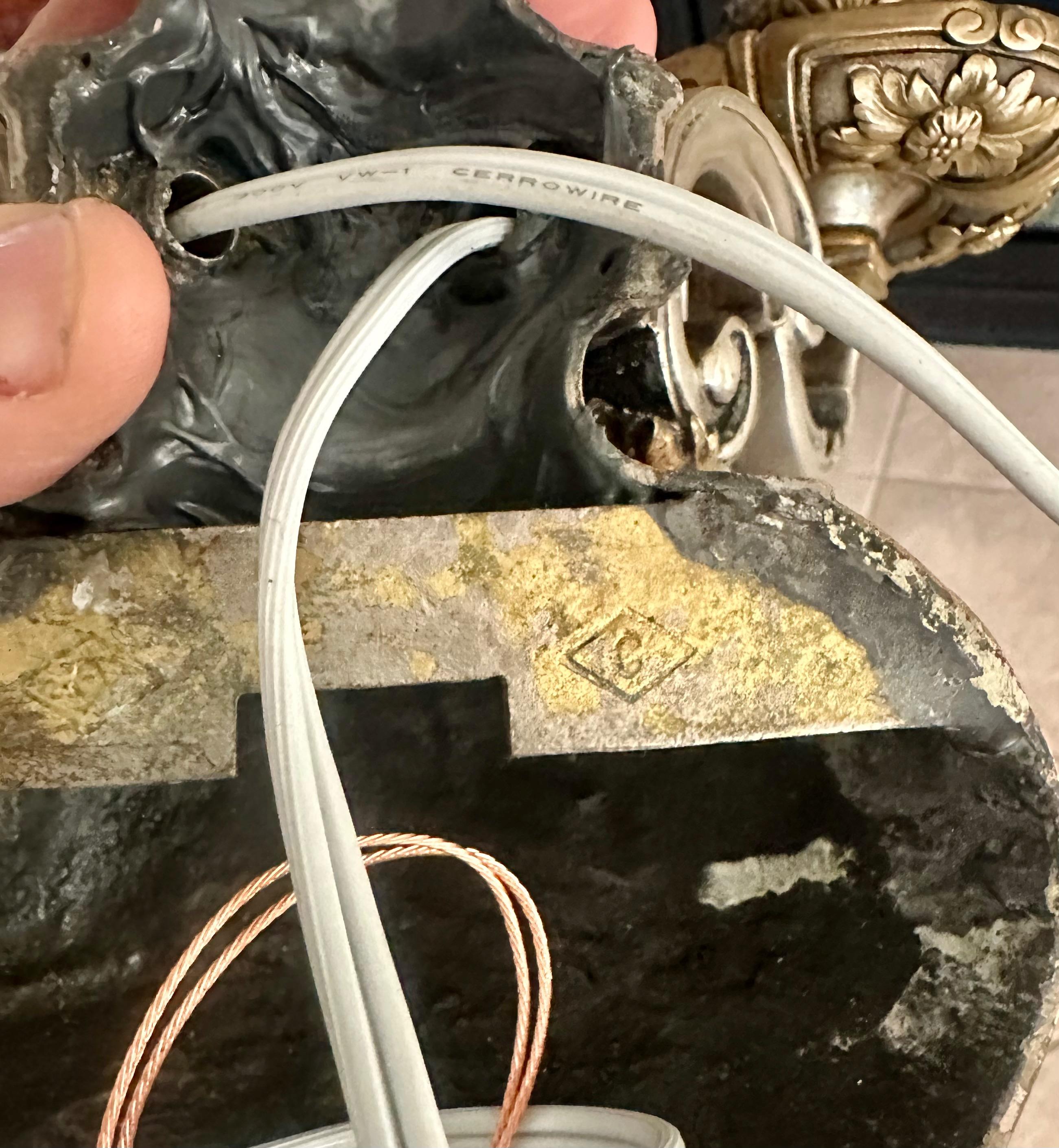 Pareja de apliques Caldwell de 2 brazos en bronce y plata en venta 12