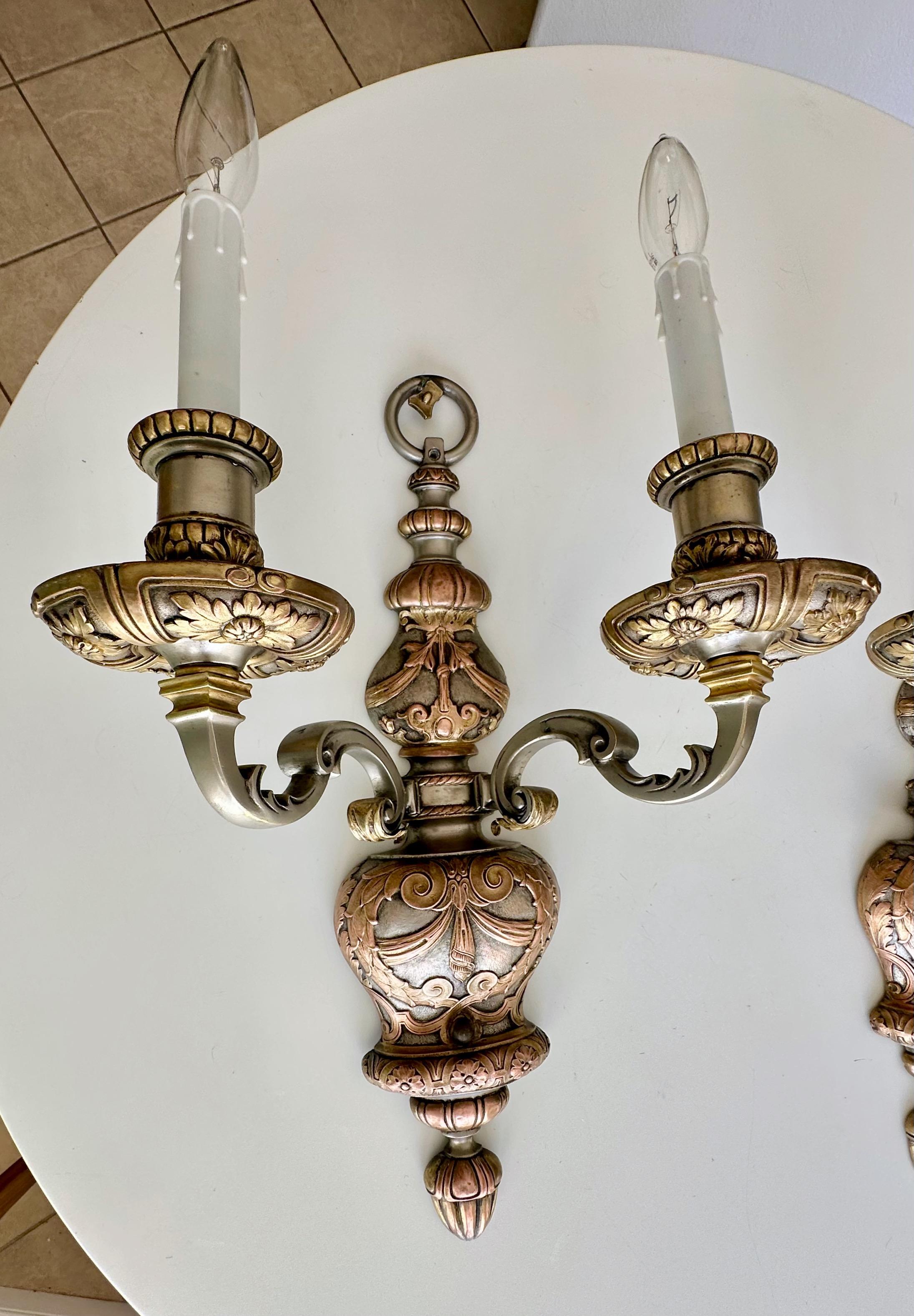 Pareja de apliques Caldwell de 2 brazos en bronce y plata en venta 13