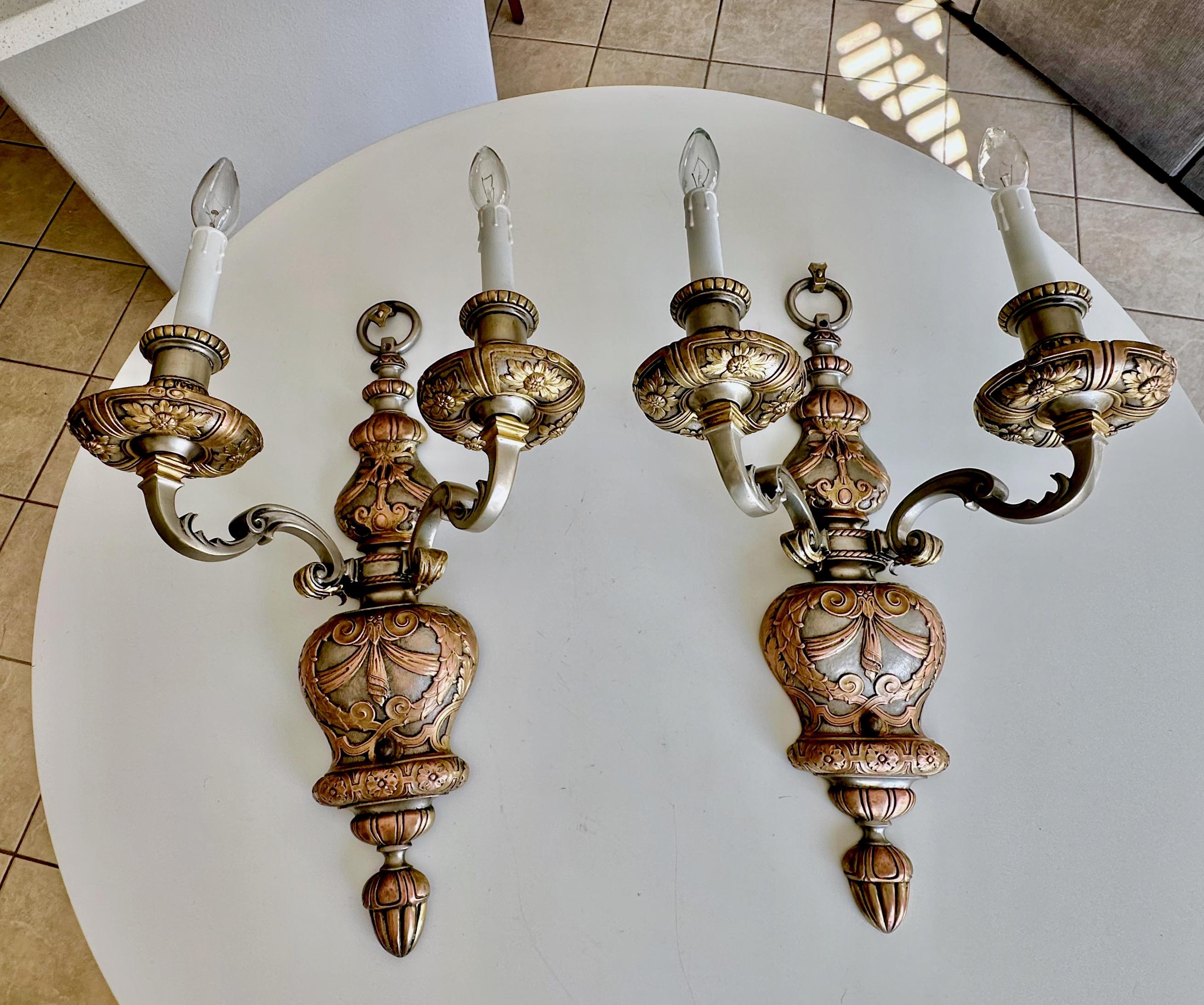 Pareja de apliques Caldwell de 2 brazos en bronce y plata en venta 14