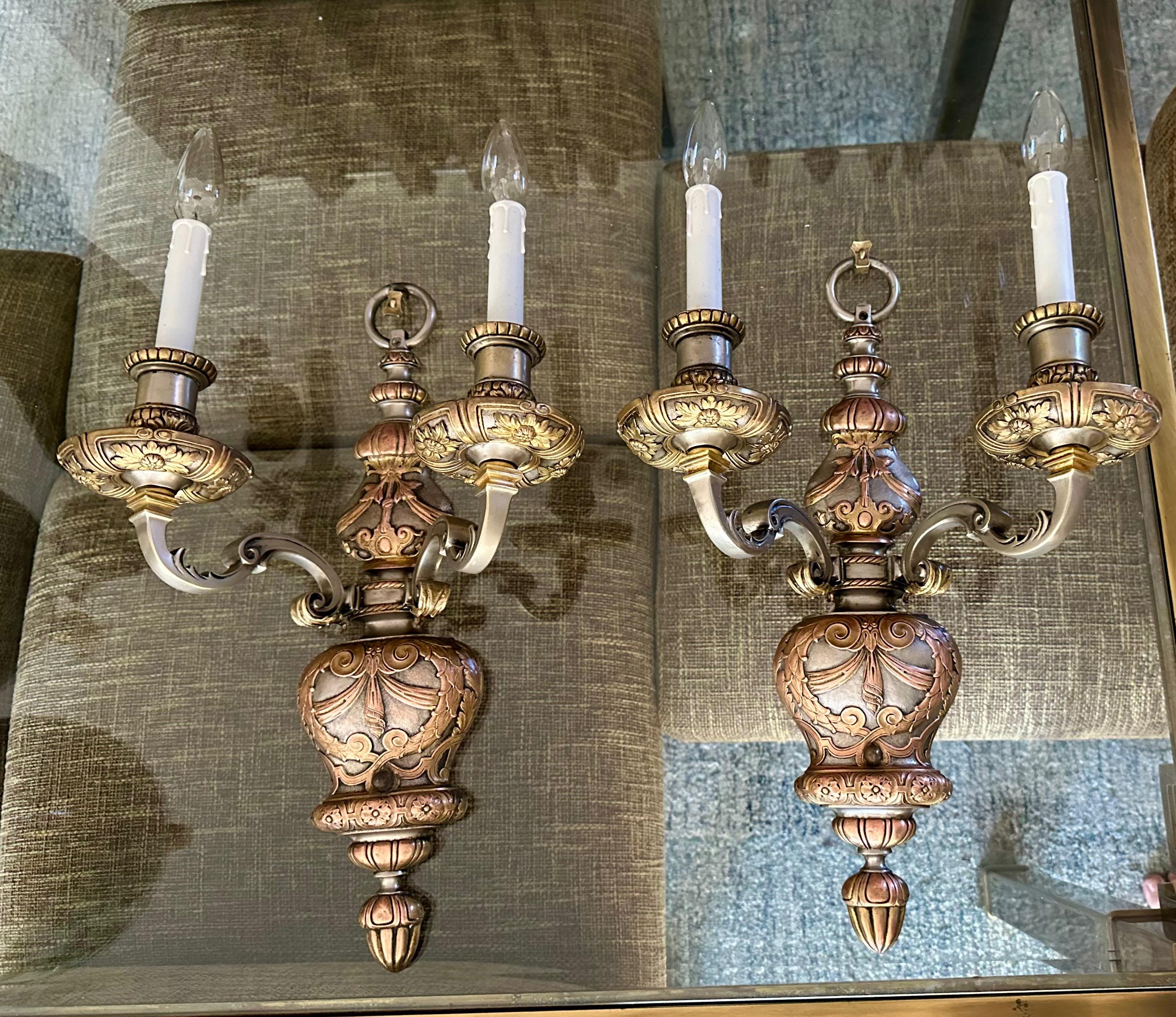 Pareja de apliques Caldwell de 2 brazos en bronce y plata Estadounidense en venta