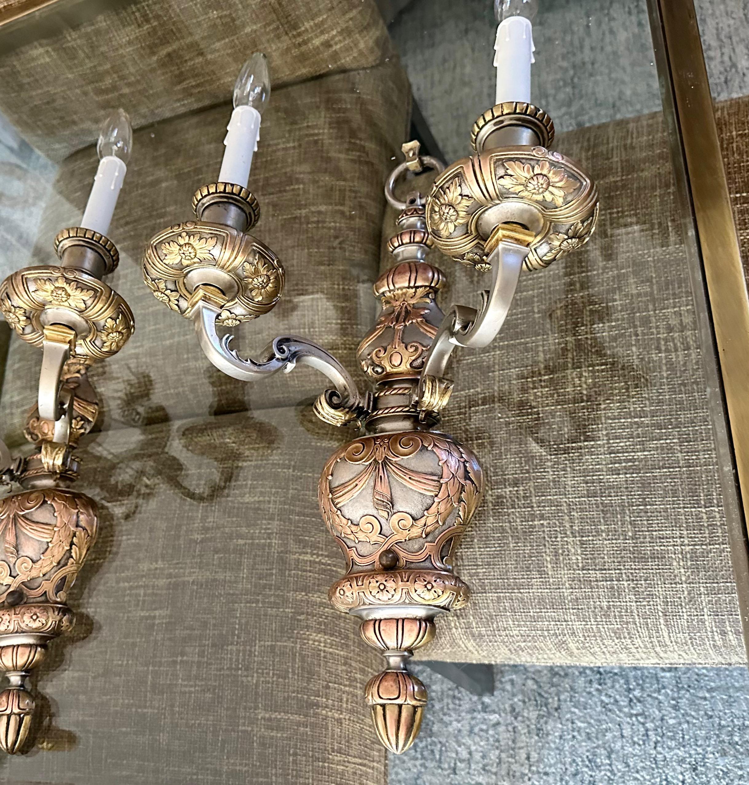 Pareja de apliques Caldwell de 2 brazos en bronce y plata en Bueno estado para la venta en Palm Springs, CA