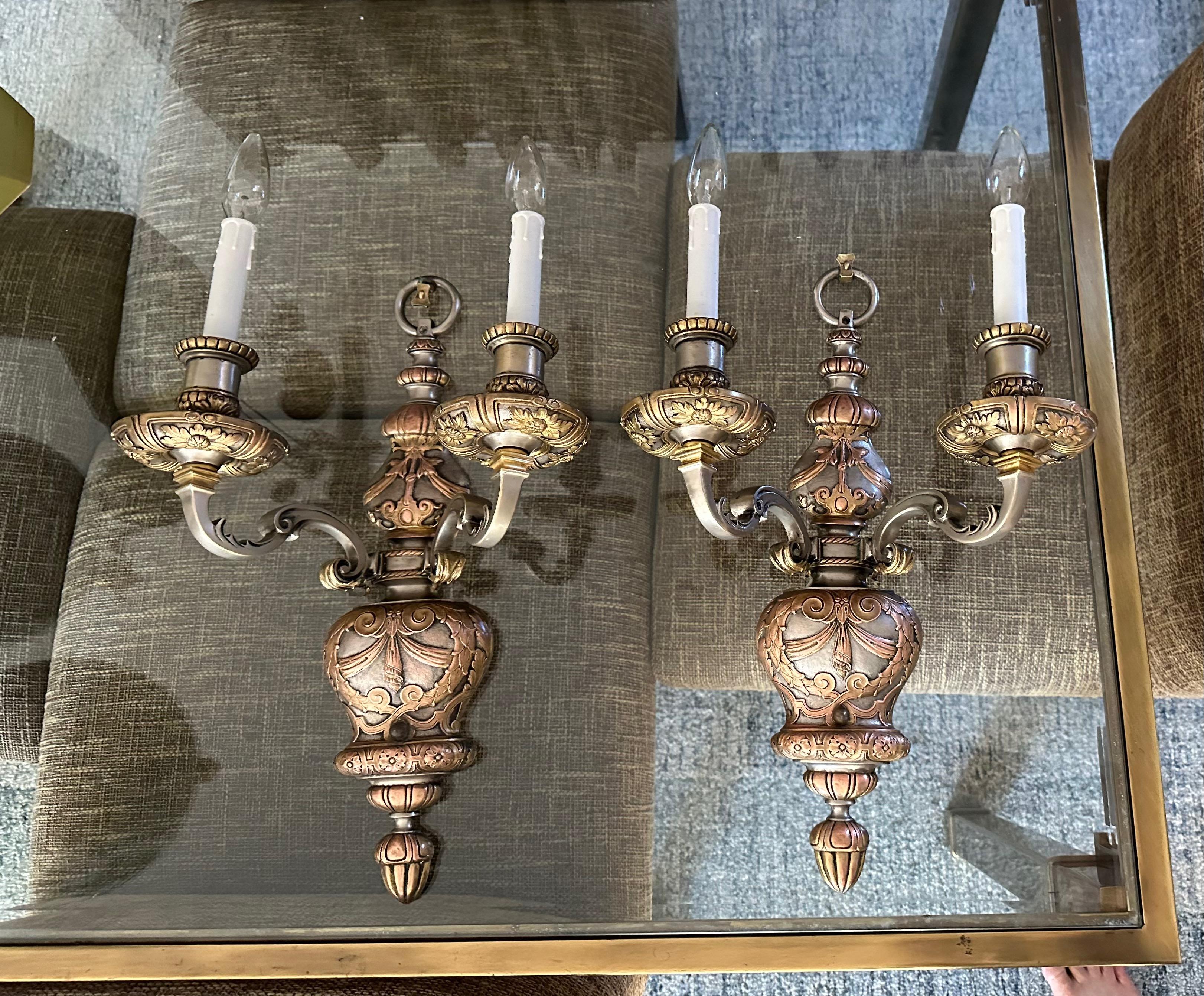 Pareja de apliques Caldwell de 2 brazos en bronce y plata principios del siglo XX en venta