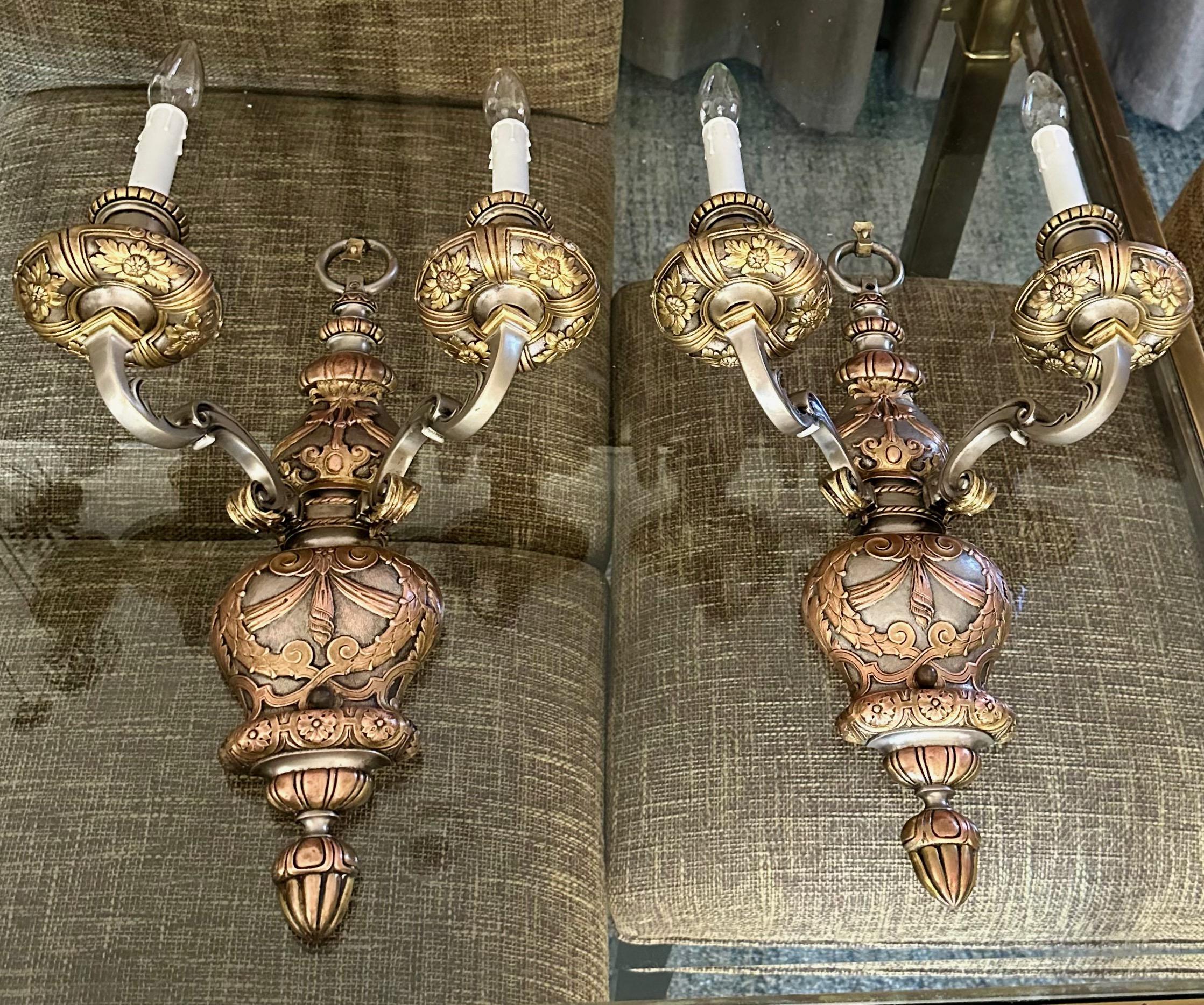 Pareja de apliques Caldwell de 2 brazos en bronce y plata Bronce en venta