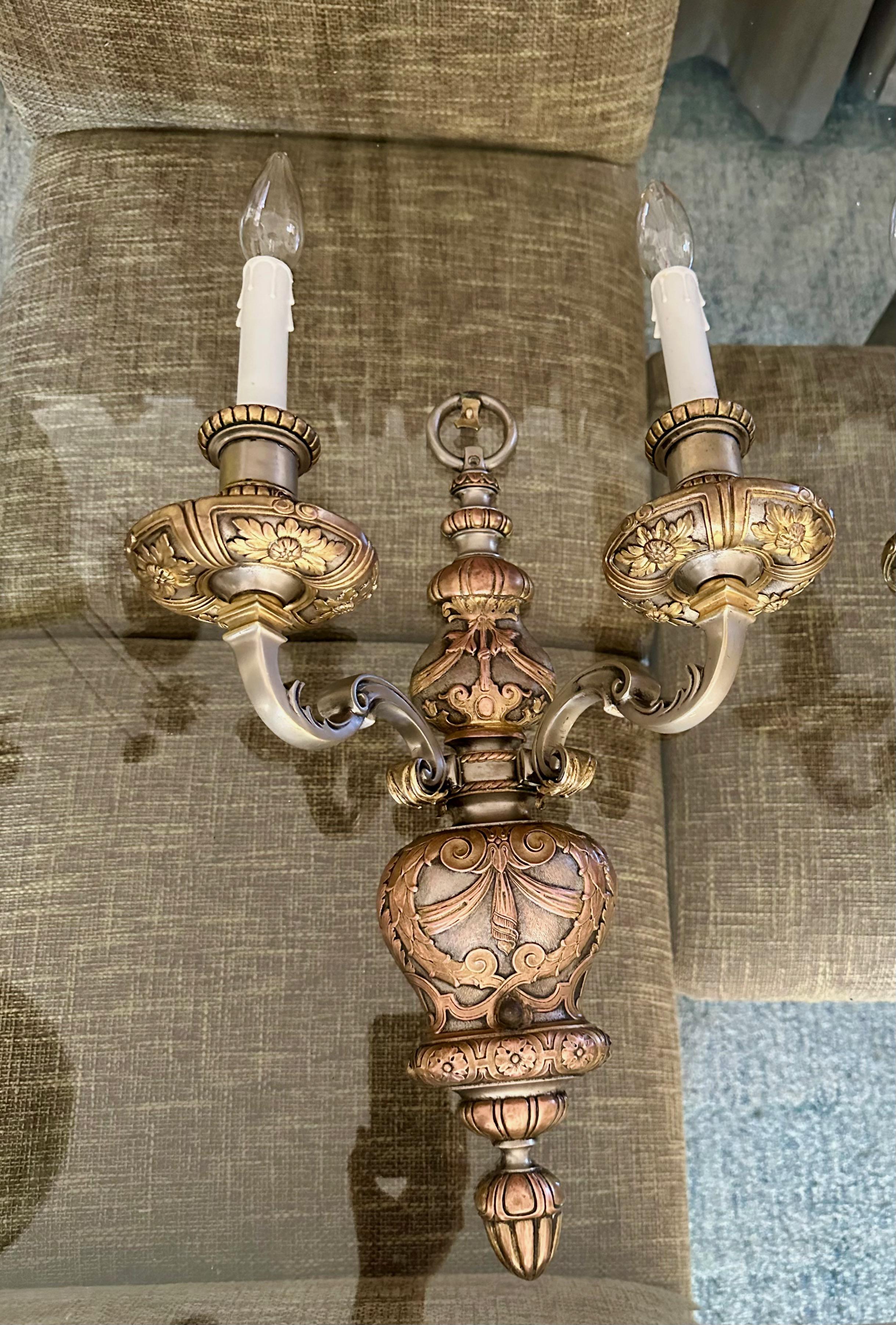 Pareja de apliques Caldwell de 2 brazos en bronce y plata en venta 1