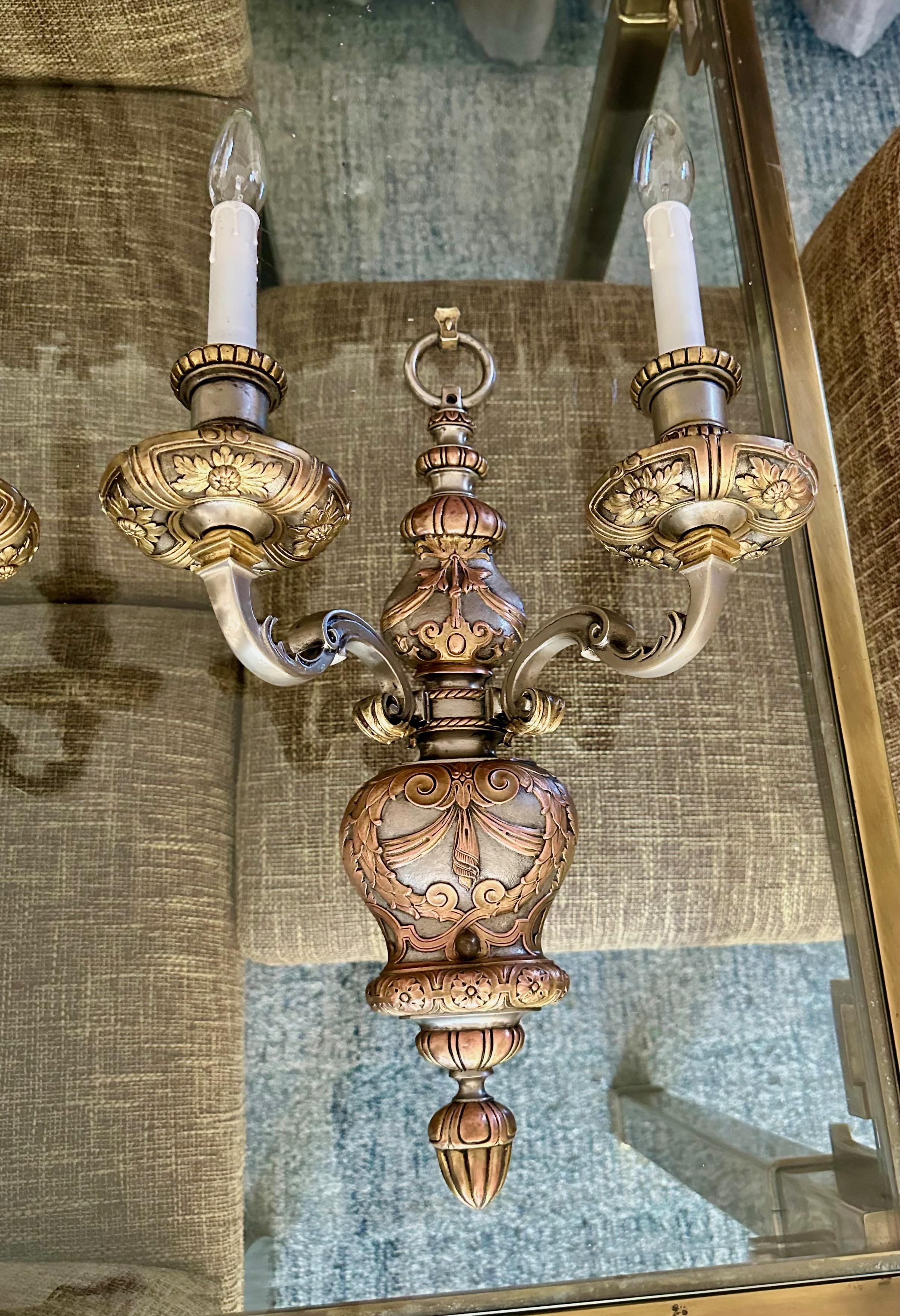 Pareja de apliques Caldwell de 2 brazos en bronce y plata en venta 2