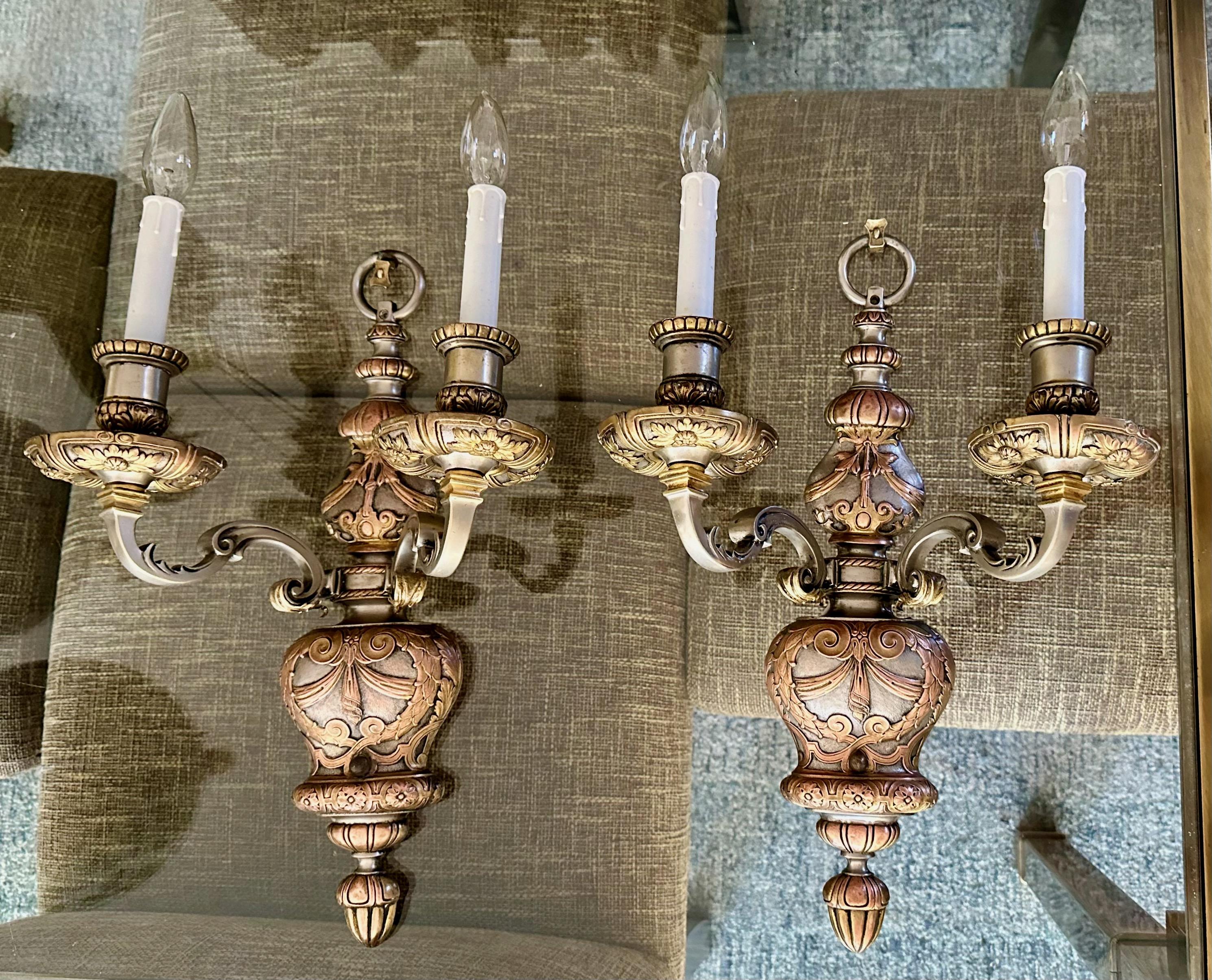 Pareja de apliques Caldwell de 2 brazos en bronce y plata en venta 3