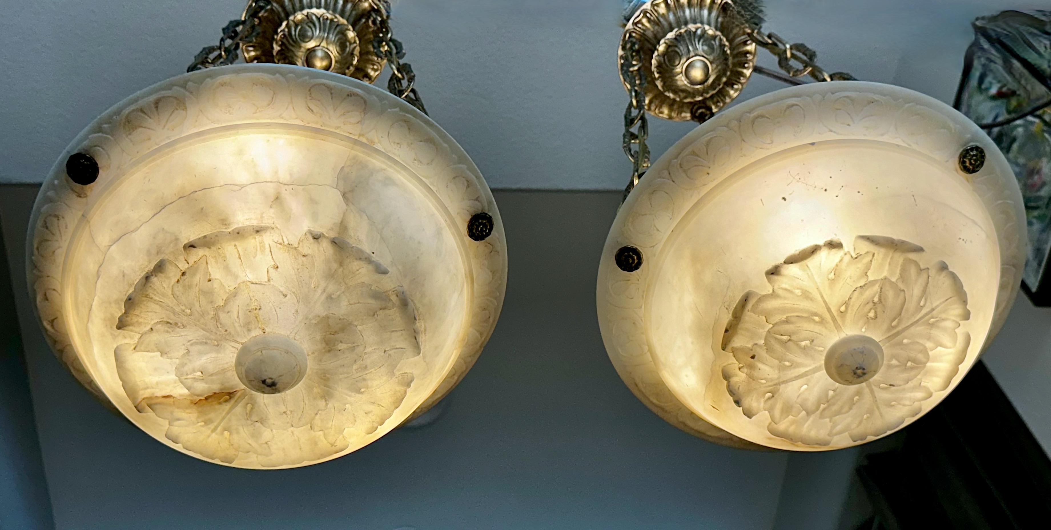 Laiton Paire de lustres pendants néoclassiques Caldwell en albâtre sculpté en vente