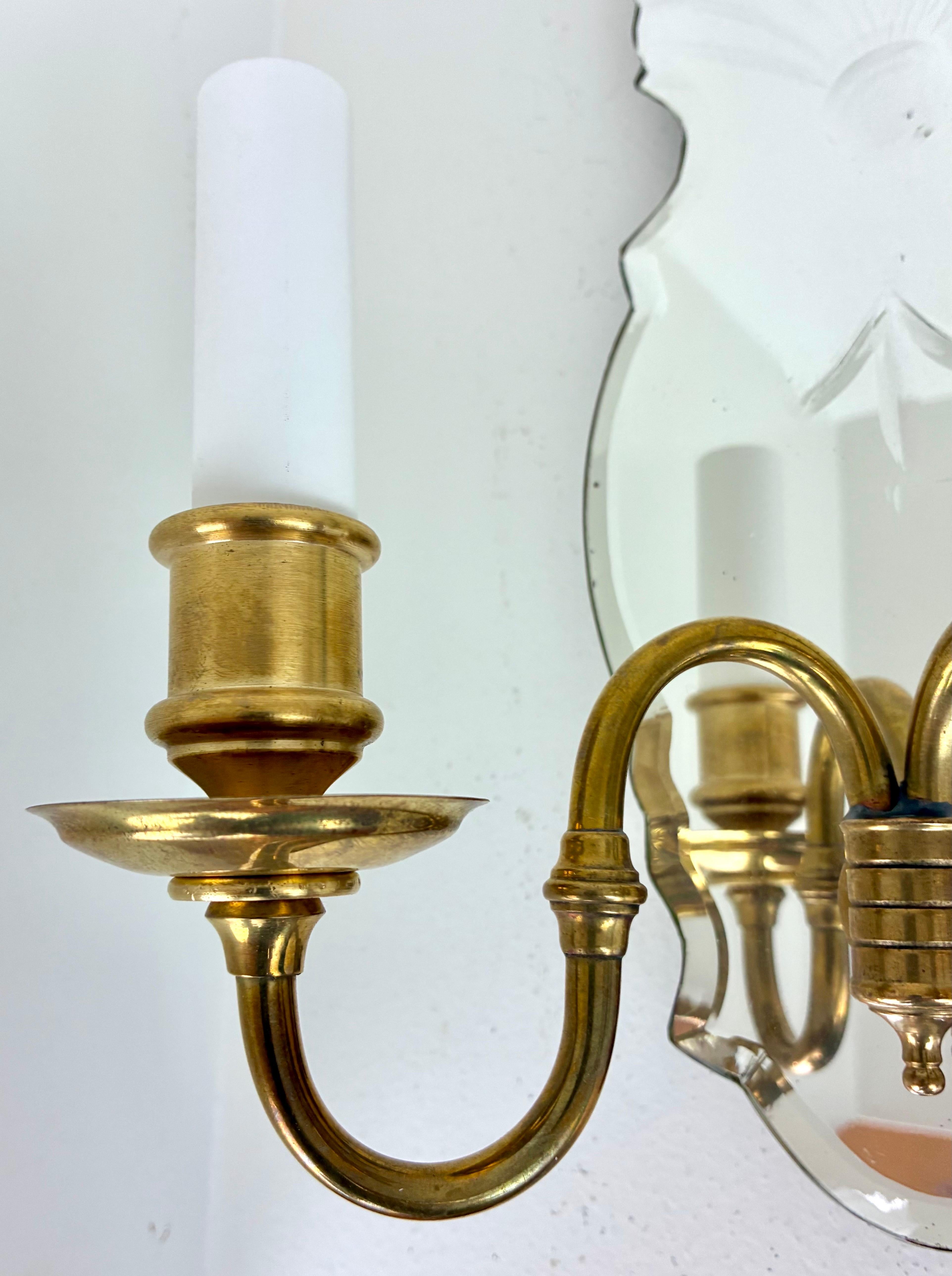 Paire d'appliques Caldwell avec plaques arrière en miroir gravé en vente 4