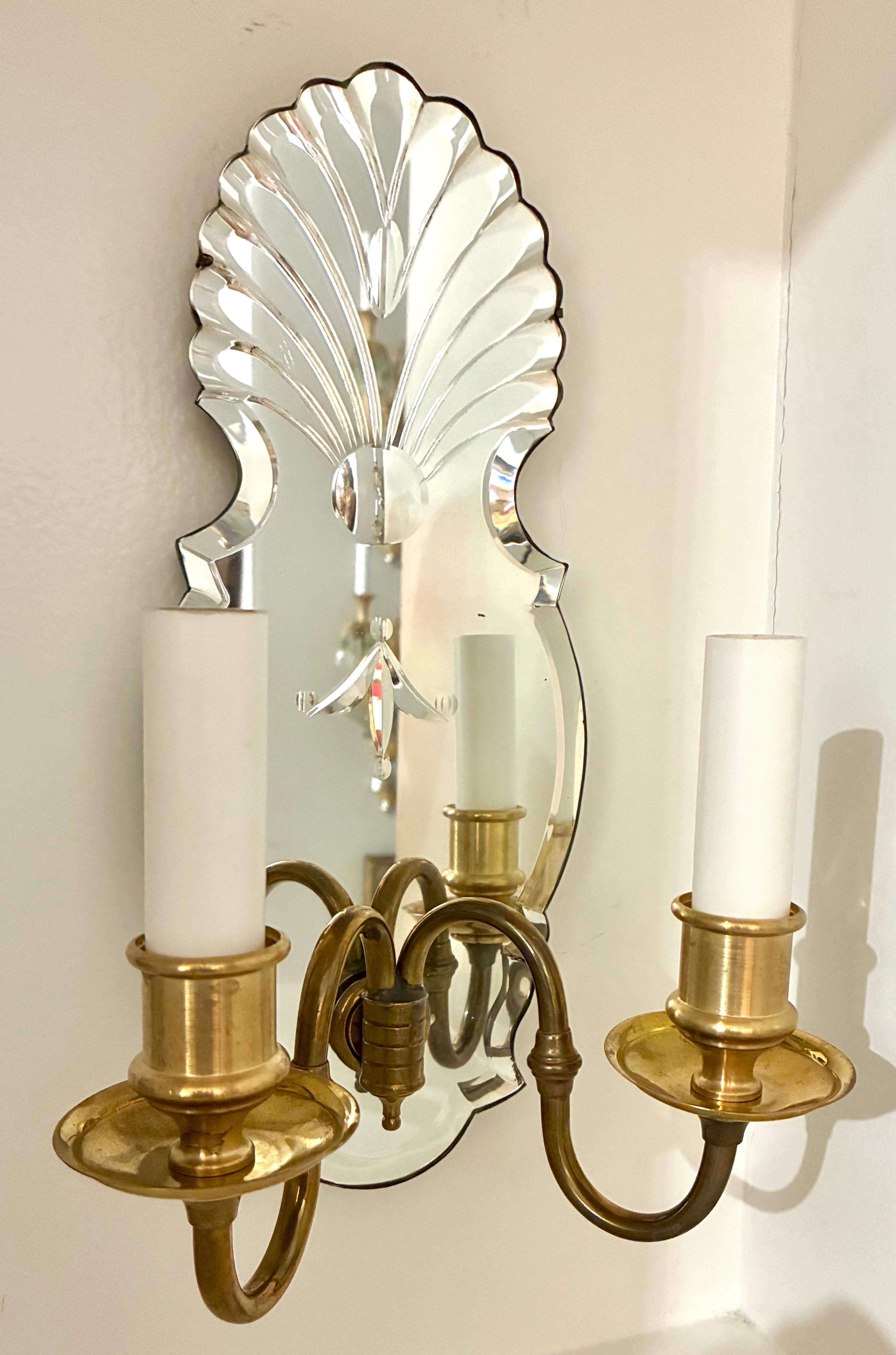 Queen Anne Paire d'appliques Caldwell avec plaques arrière en miroir gravé en vente