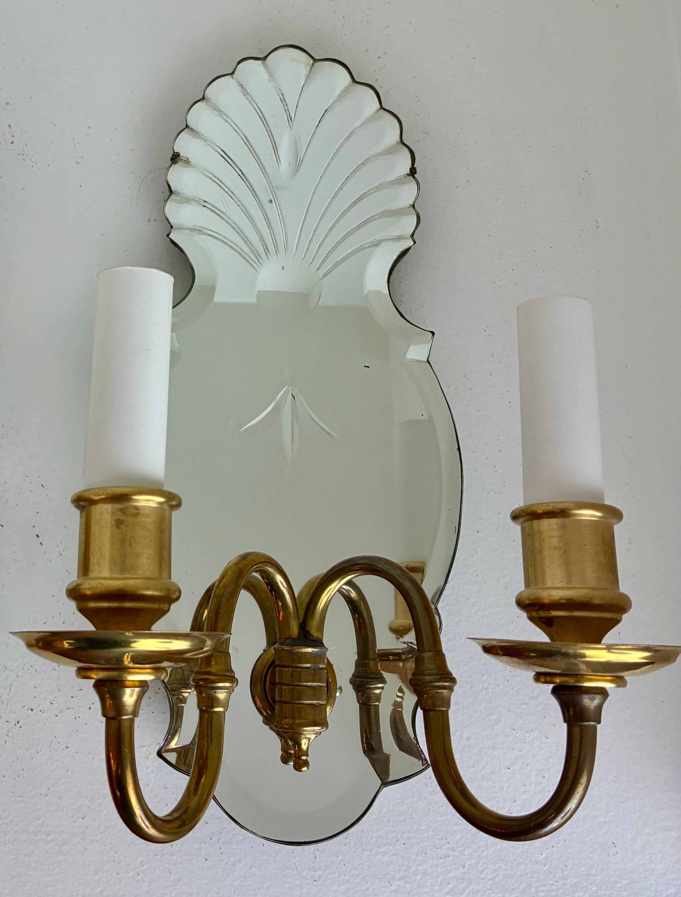 Paire d'appliques Caldwell avec plaques arrière en miroir gravé Bon état - En vente à Pittsburgh, PA