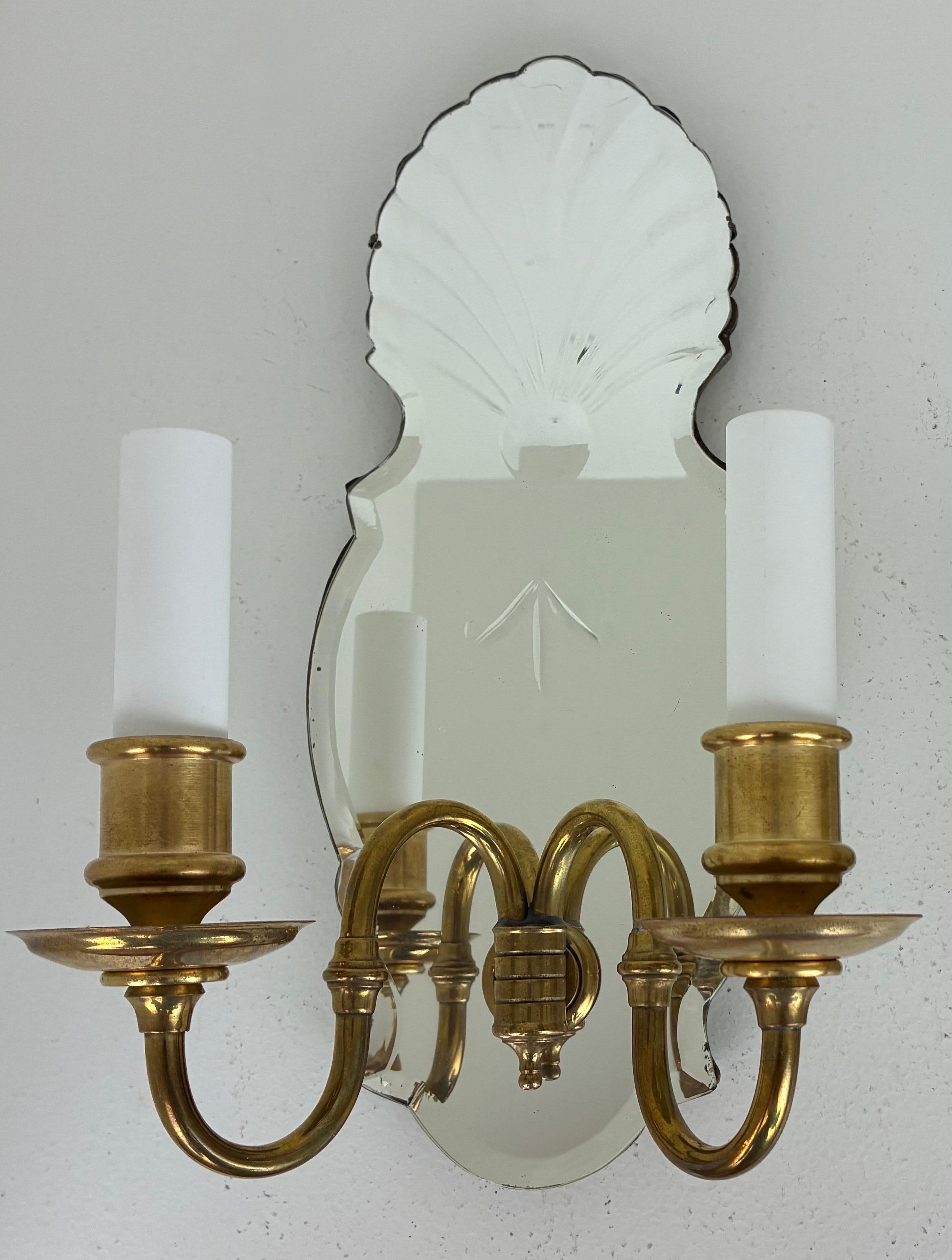 20ième siècle Paire d'appliques Caldwell avec plaques arrière en miroir gravé en vente