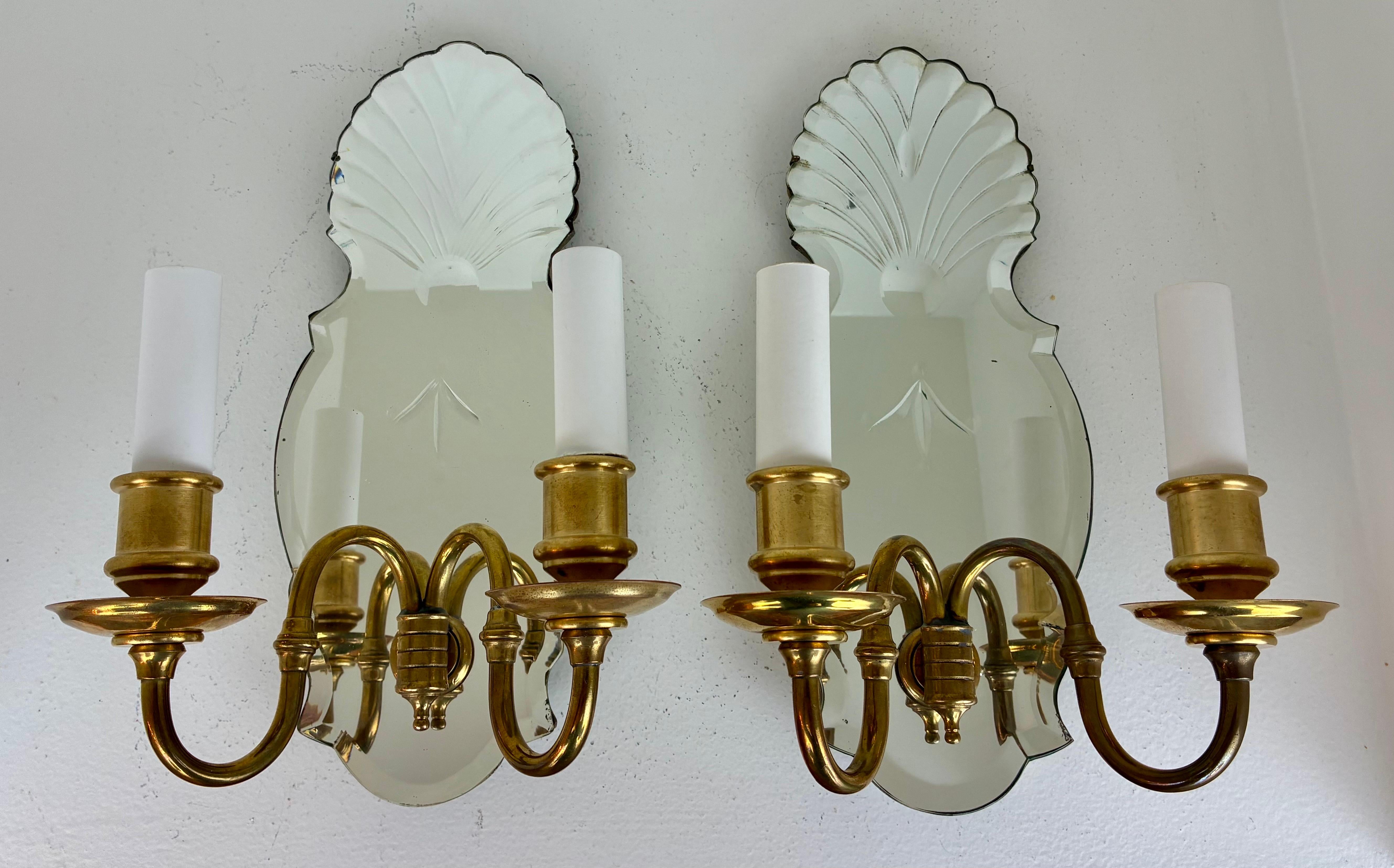 Miroir Paire d'appliques Caldwell avec plaques arrière en miroir gravé en vente