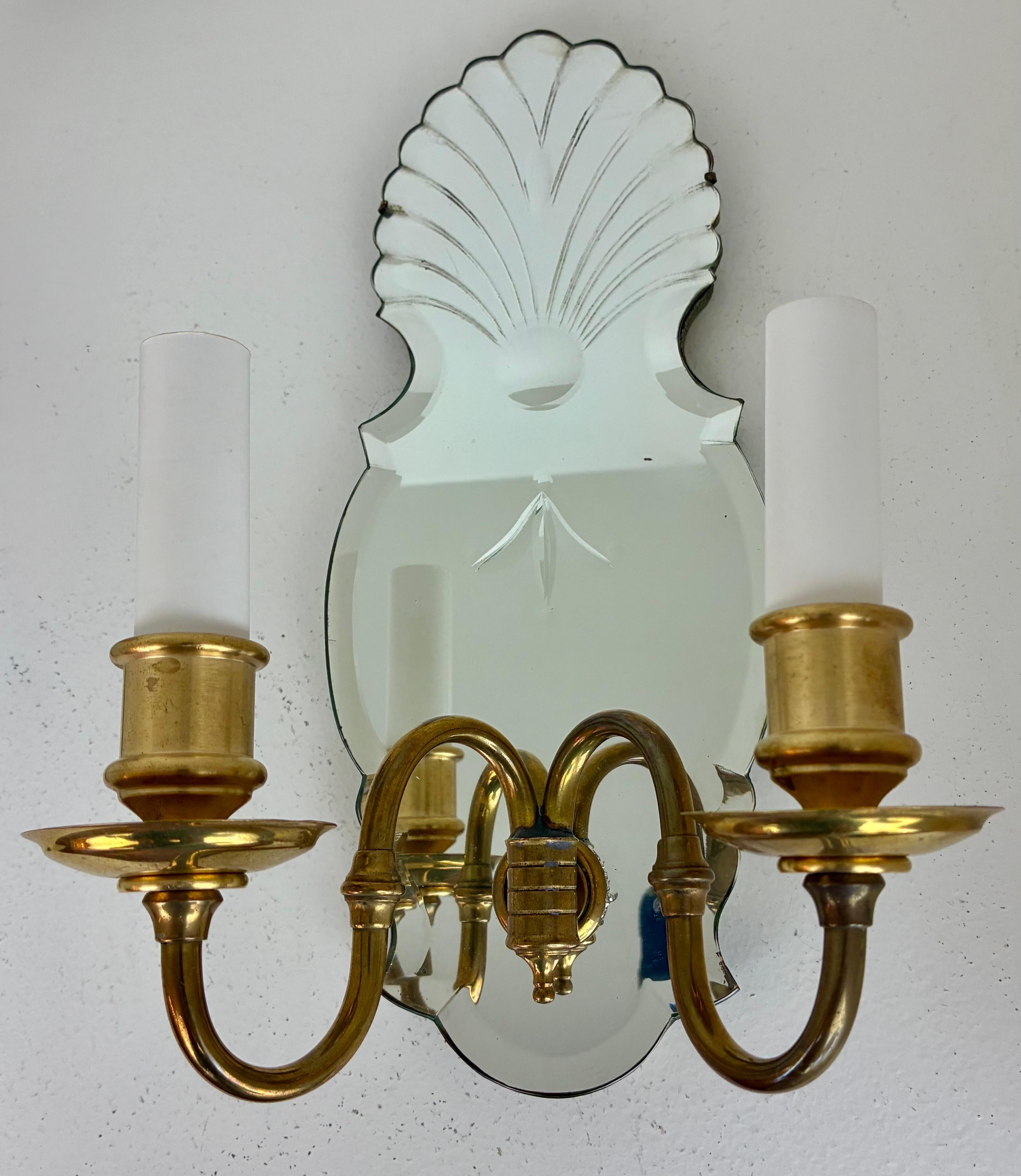 Paire d'appliques Caldwell avec plaques arrière en miroir gravé en vente 1