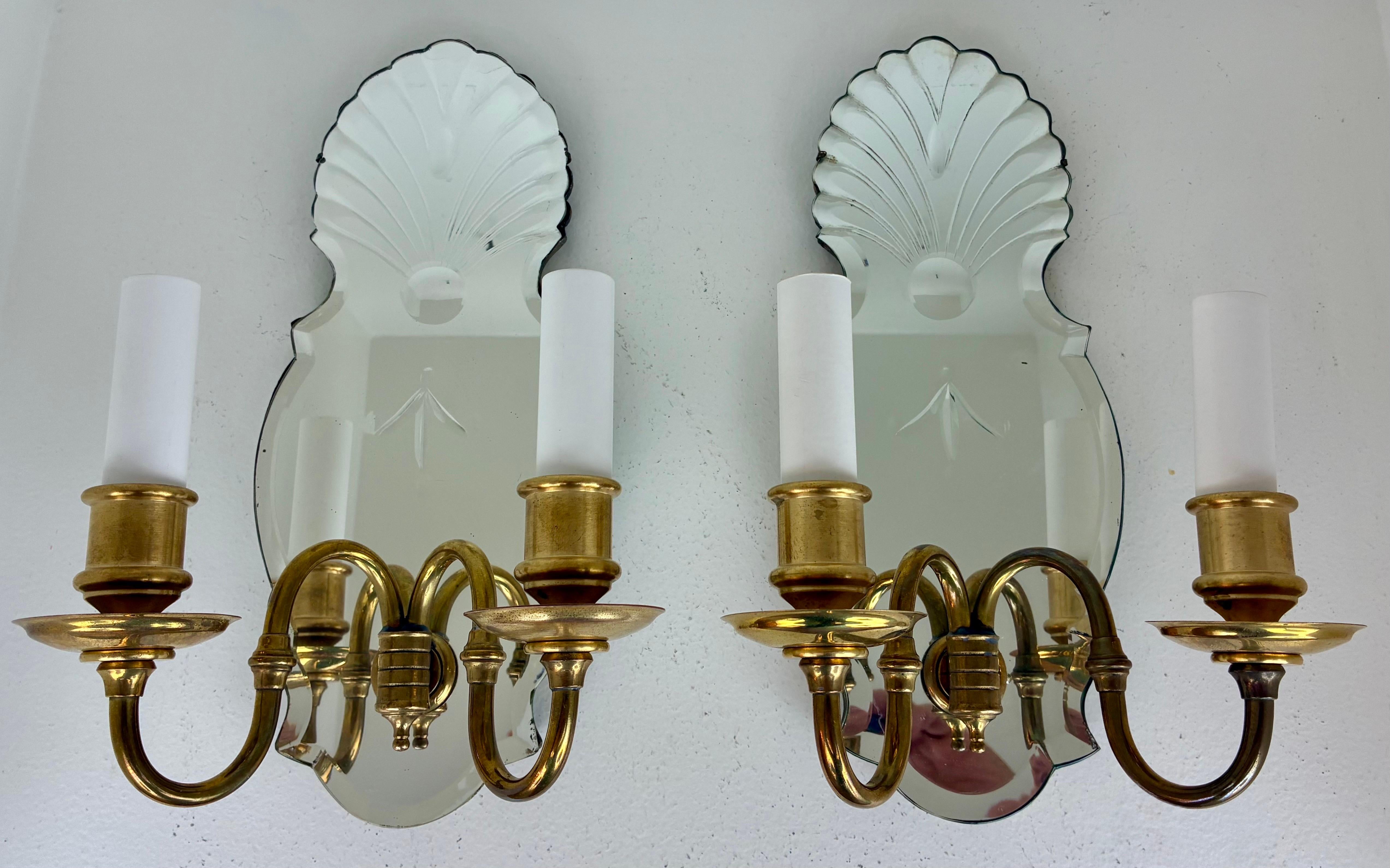 Paire d'appliques Caldwell avec plaques arrière en miroir gravé en vente 2