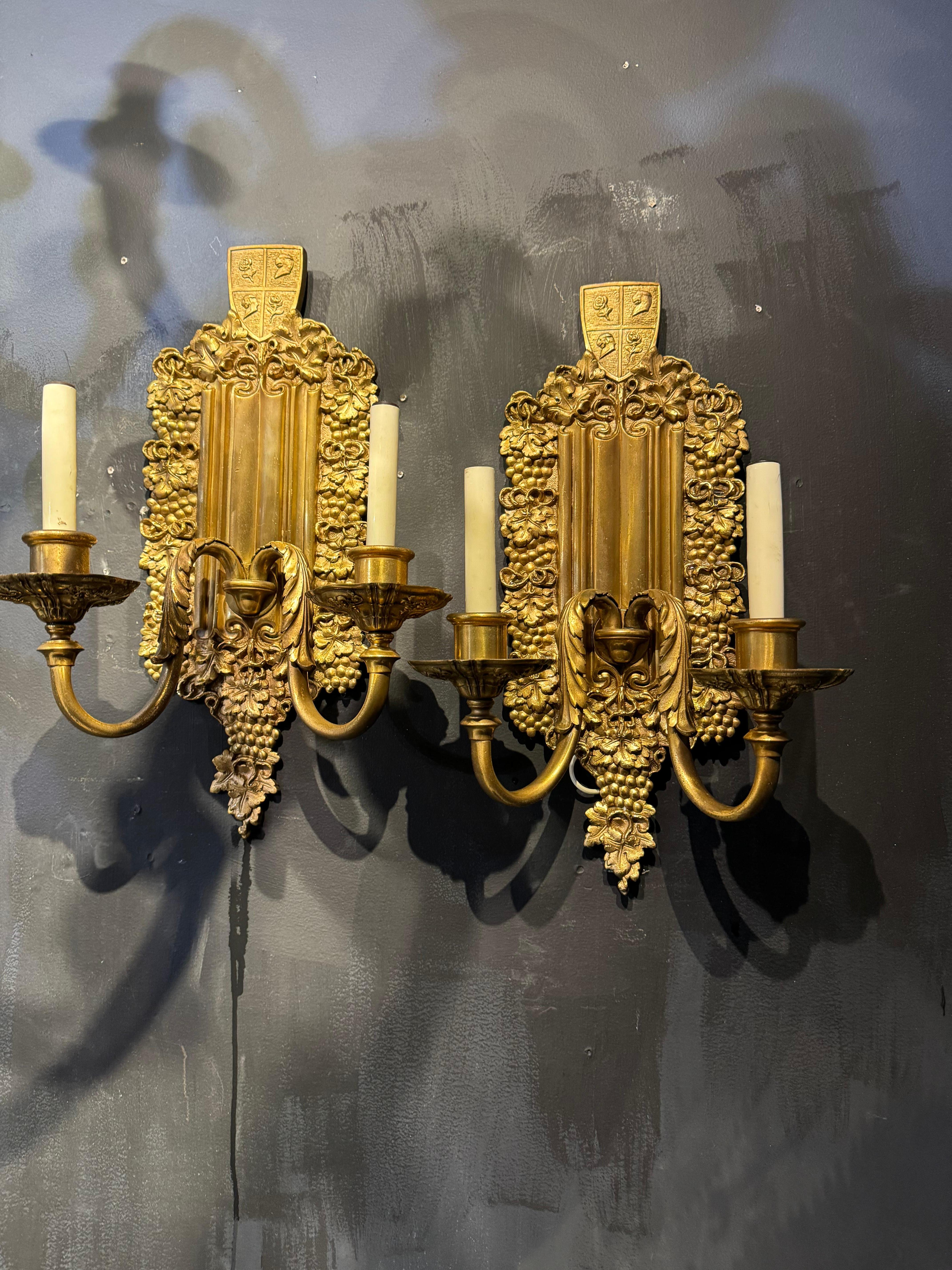 Neobarocco 1900 Caldwell, lampade in bronzo dorato con design a grappolo d'uva in vendita