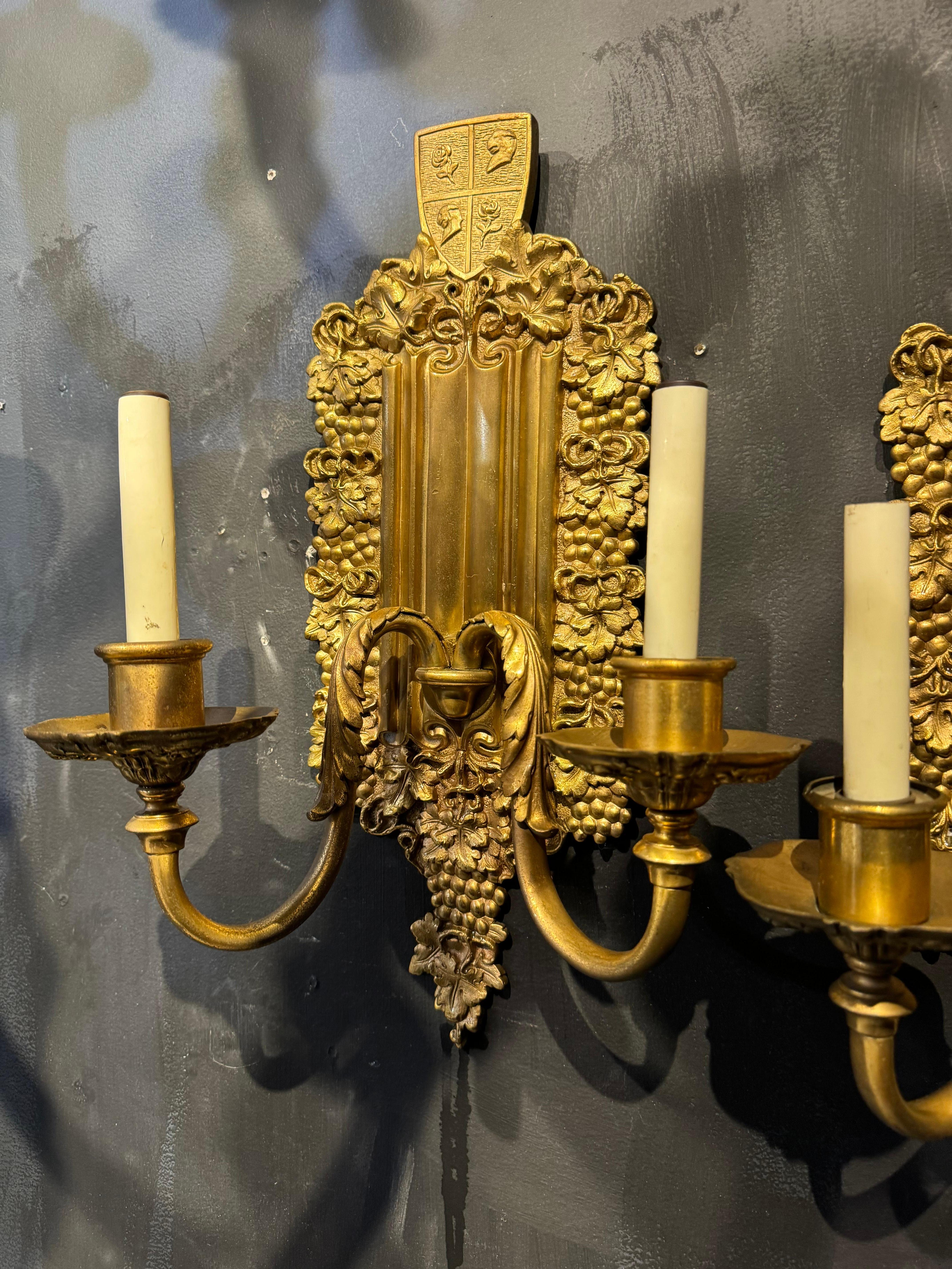 Dorato 1900 Caldwell, lampade in bronzo dorato con design a grappolo d'uva in vendita