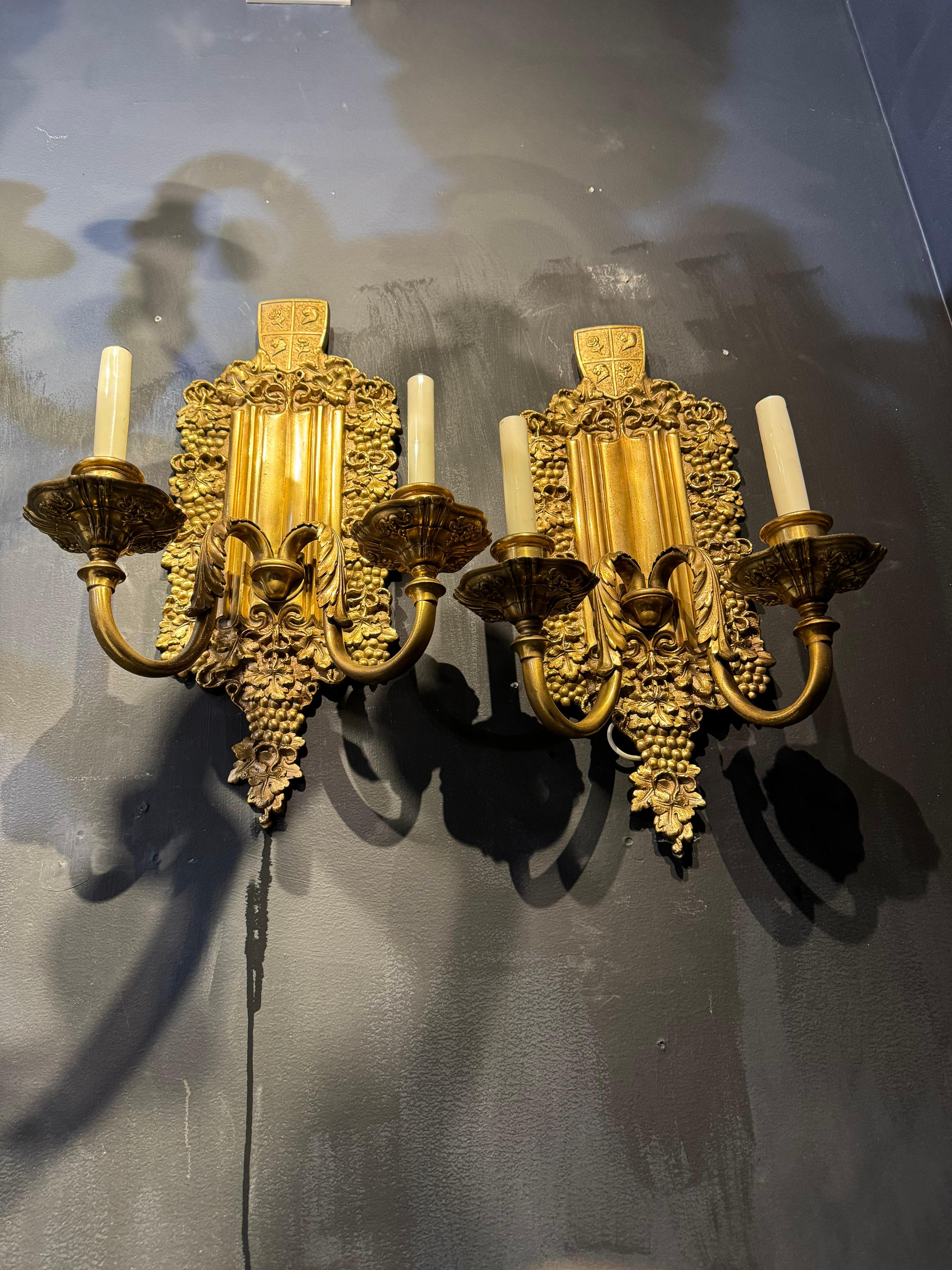 1900 Caldwell, lampade in bronzo dorato con design a grappolo d'uva In condizioni buone in vendita a New York, NY