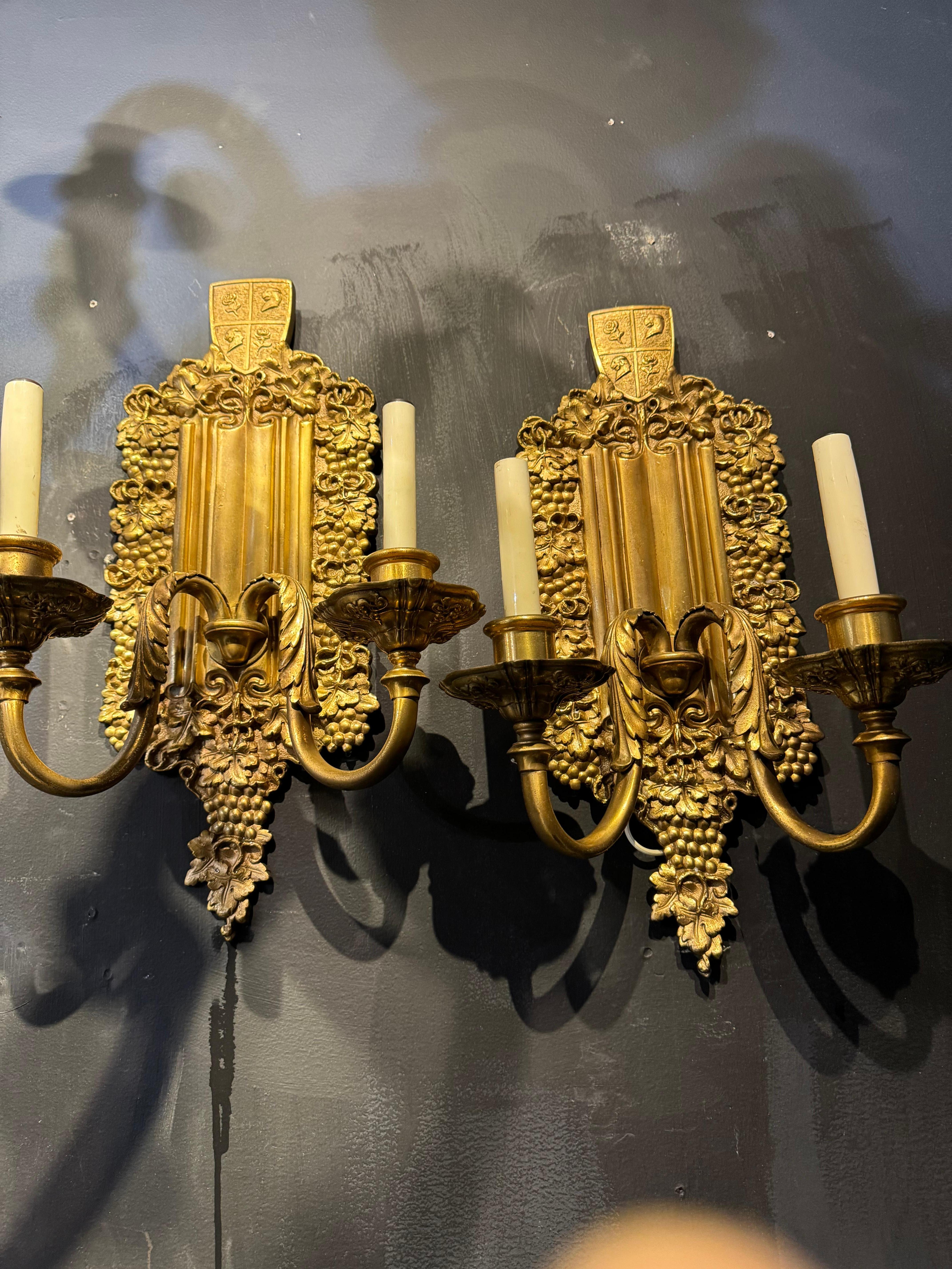 Inizio XX secolo 1900 Caldwell, lampade in bronzo dorato con design a grappolo d'uva in vendita