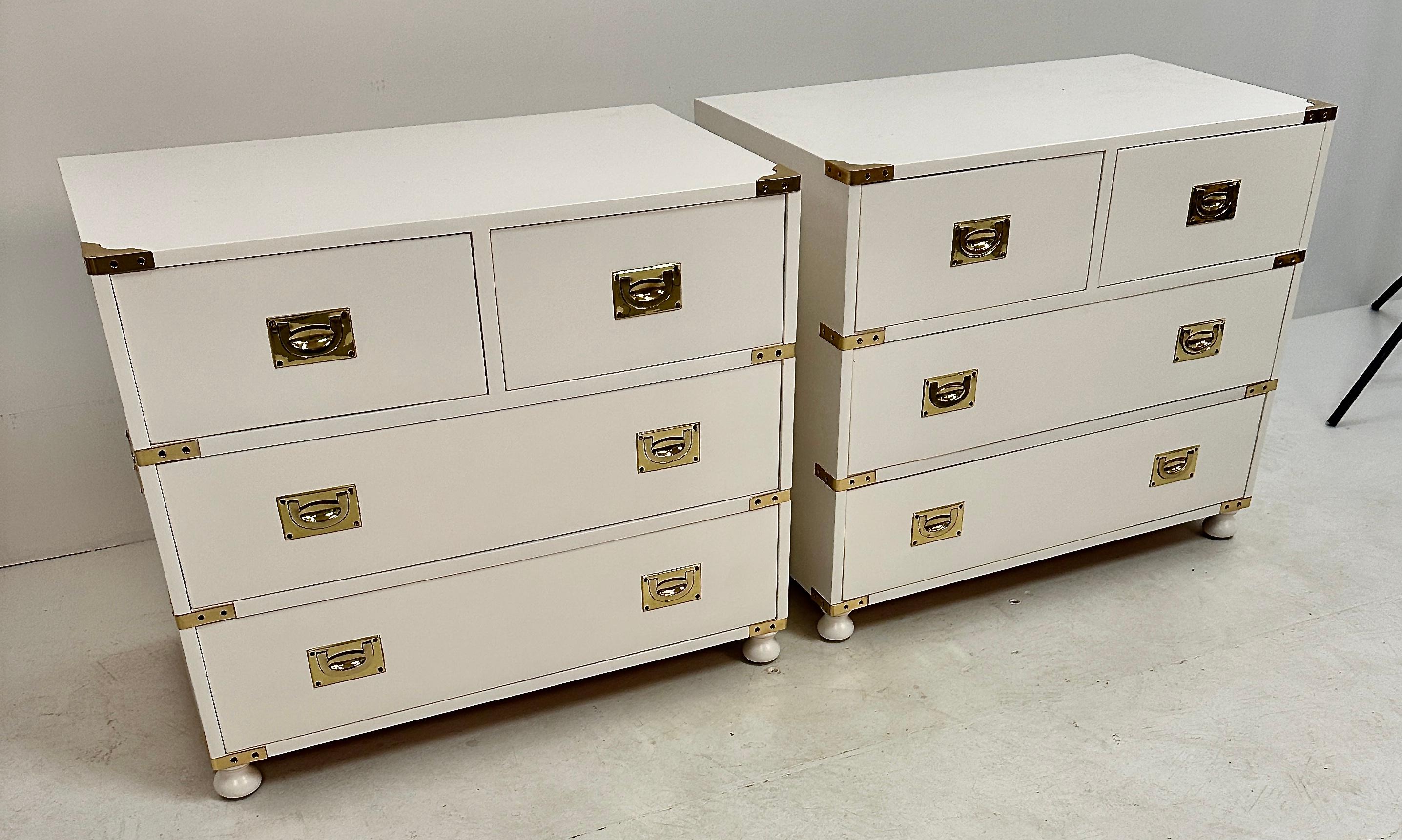 Cassapanche in stile Campaigner molto belle con ferramenta in ottone massiccio. Laccato di recente in BM White Dove, con finitura satinata. Queste cassapanche sono inoltre caratterizzate da una costruzione di qualità e da eleganti piedini a