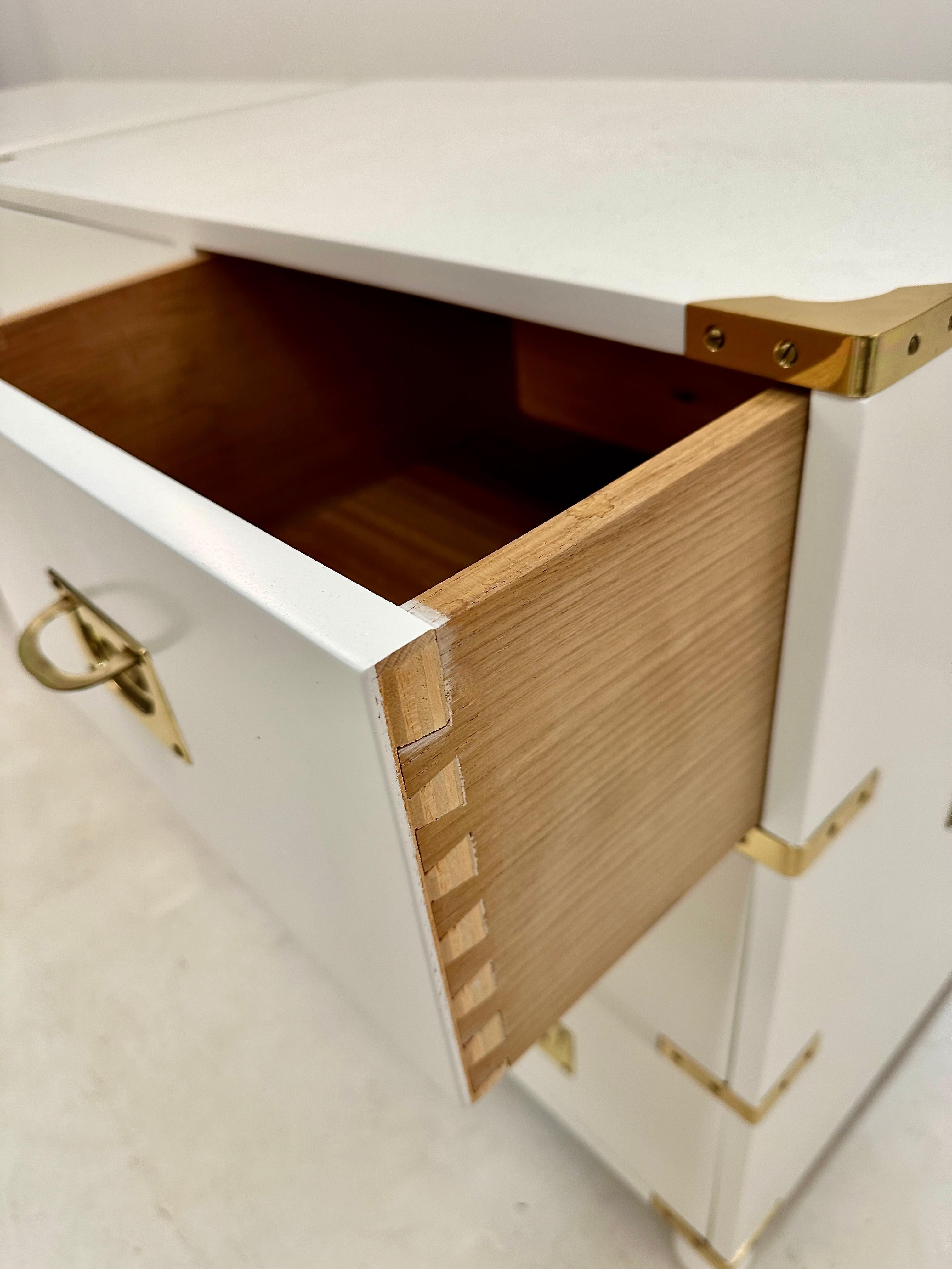 Legno Coppia di cassapanche in stile Campaigner, Stati Uniti, 1920 ca. in vendita