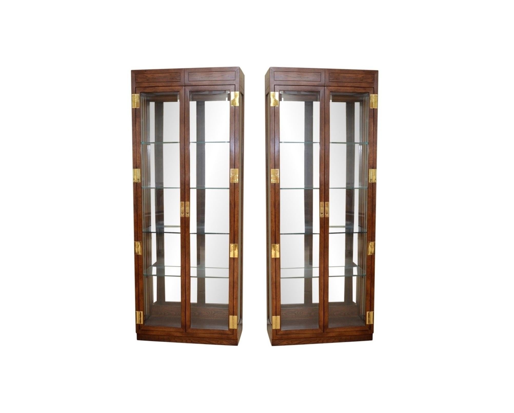 Nous sommes très heureux de vous proposer une superbe paire de vitrines épurées et minimalistes fabriquées par le célèbre fabricant de meubles Henredon, made in USA. Fait partie de la Collection Scene One de Henredon, datant du début des années