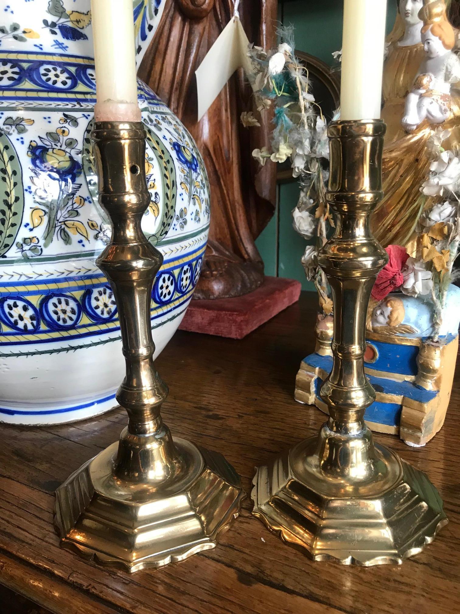 Paar antike Kerzenständer Esstisch Kerzenhalter Licht  Rustikaler Akzent aus Messing  (Handgefertigt) im Angebot