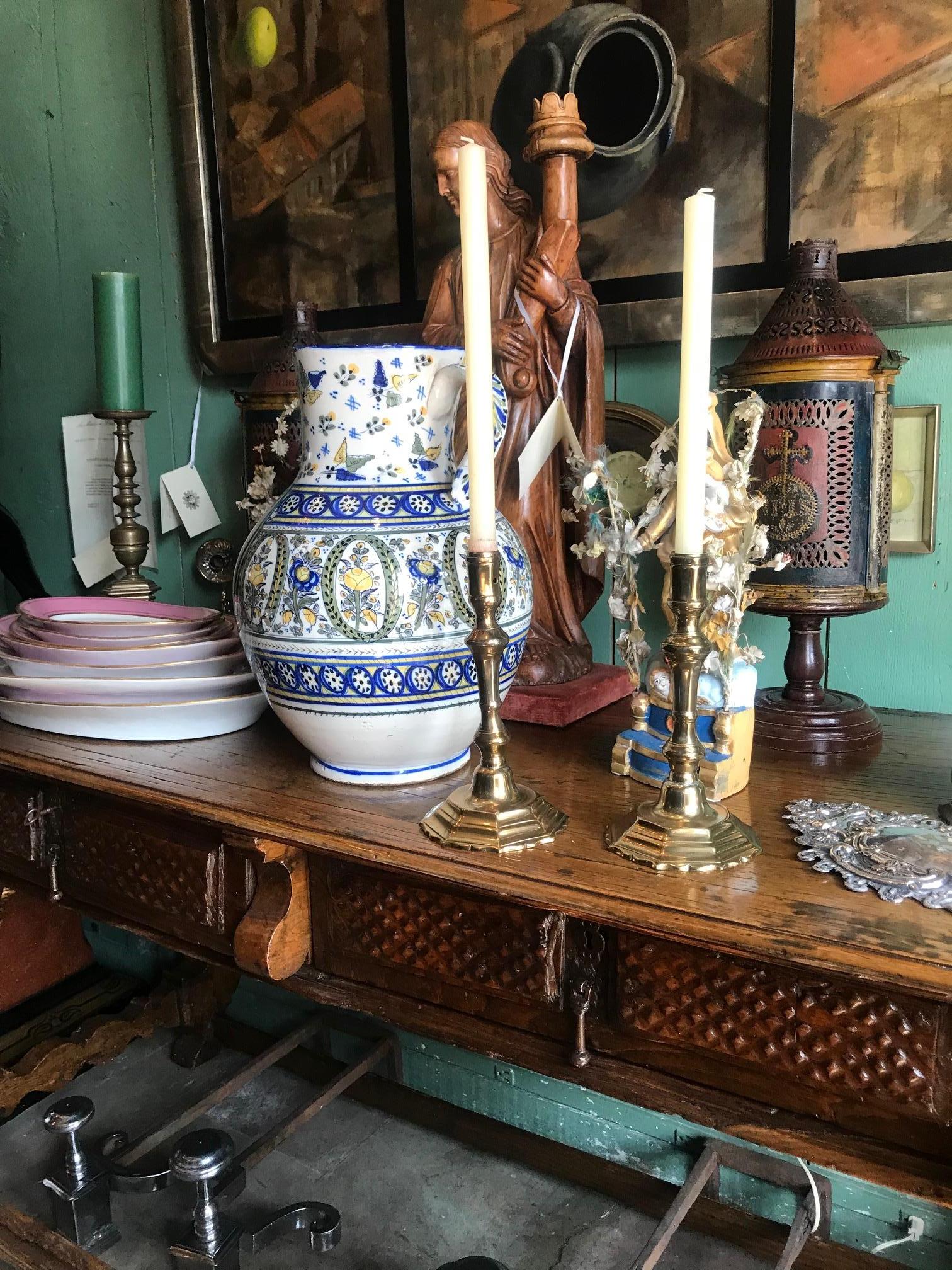 Europeo Coppia di candelieri antichi Tavolo da pranzo Portacandele Luce  Accento rustico in ottone in vendita