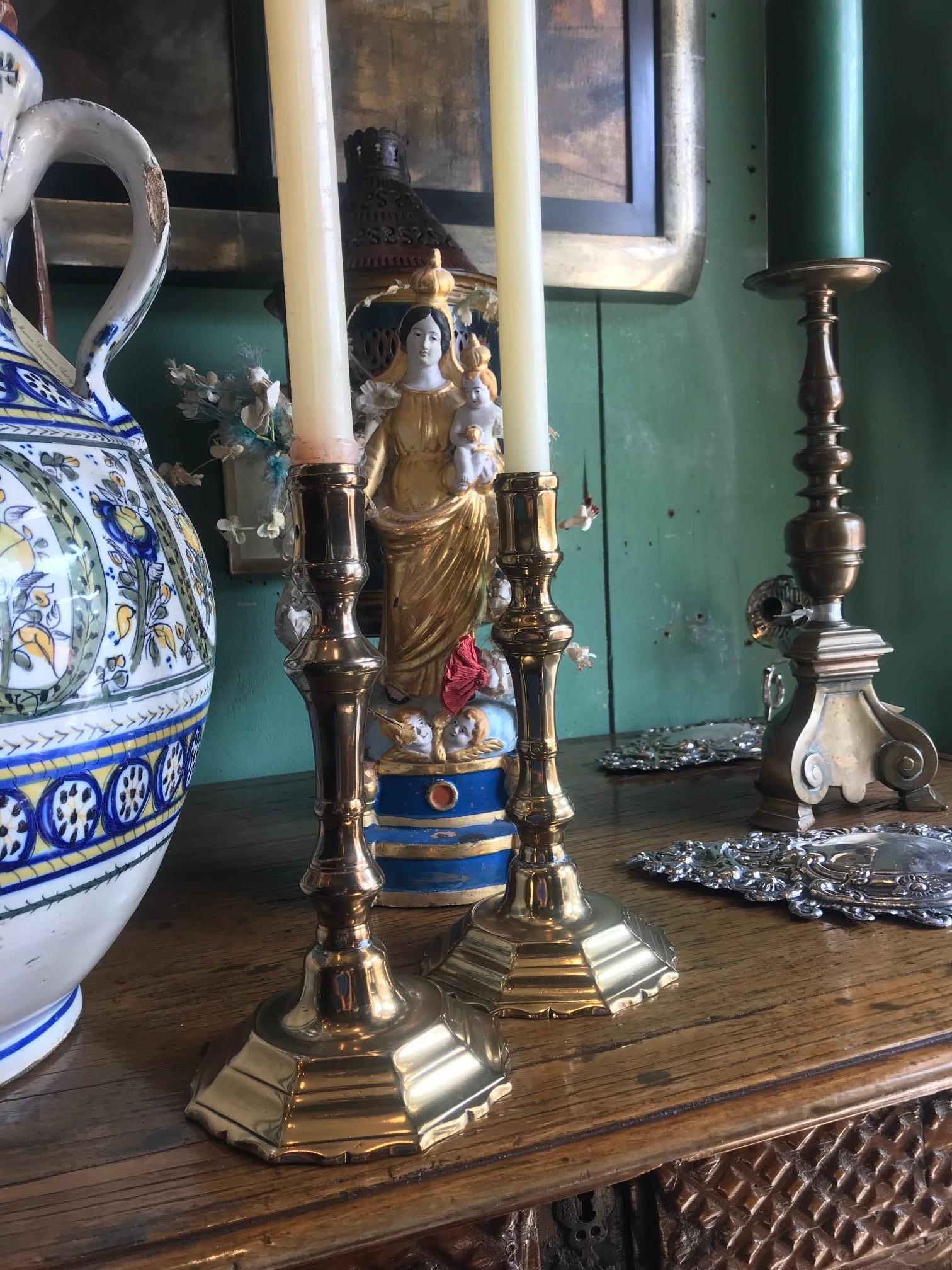 Paar antike Kerzenständer Esstisch Kerzenhalter Licht  Rustikaler Akzent aus Messing  im Angebot 2