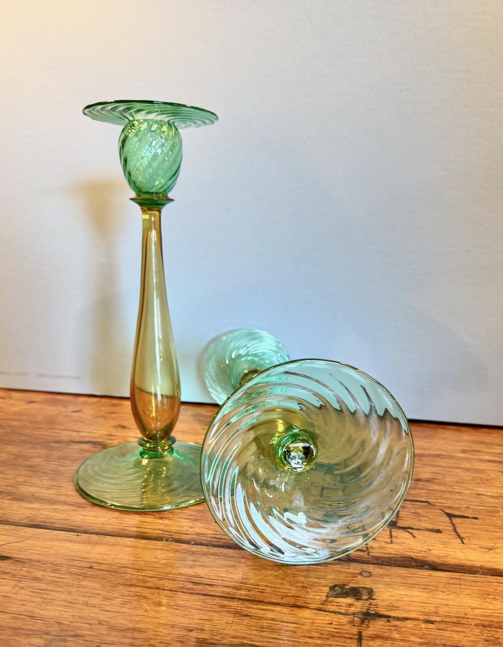 Paire de chandeliers Carder Steuben en verre « vertmona » et « topaze » Bon état - En vente à Pasadena, CA