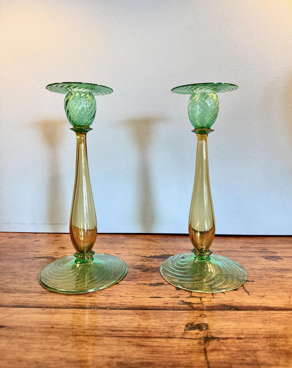 Verre brun Paire de chandeliers Carder Steuben en verre « vertmona » et « topaze » en vente