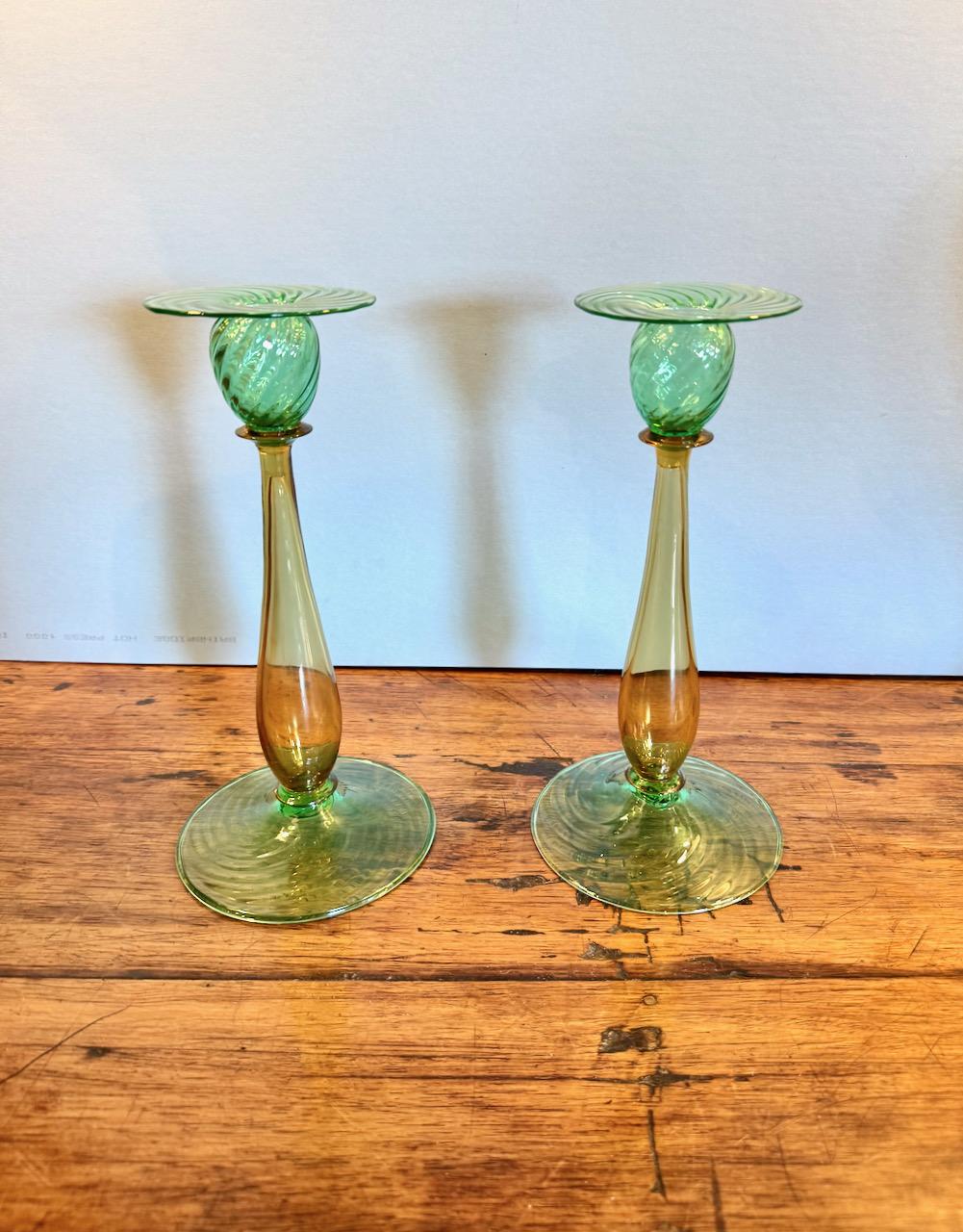 20ième siècle Paire de chandeliers Carder Steuben en verre « vertmona » et « topaze » en vente