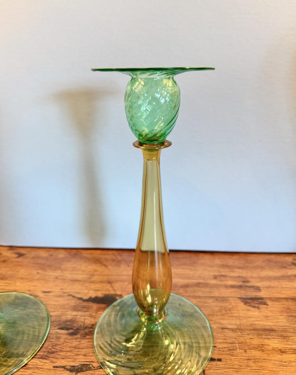 Américain Paire de chandeliers Carder Steuben en verre « vertmona » et « topaze » en vente