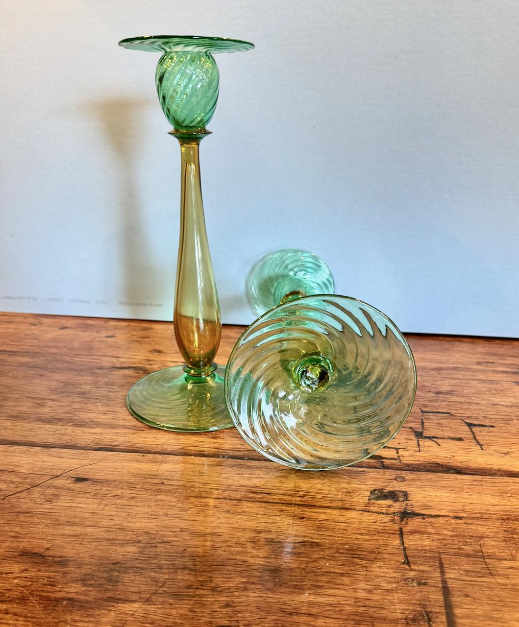 Paire de chandeliers Carder Steuben en verre « vertmona » et « topaze » en vente 1