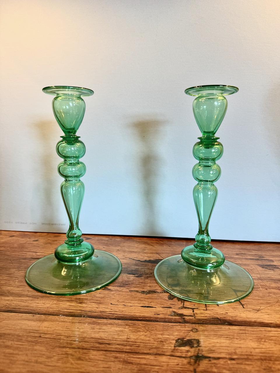 Se trata de un impresionante par de candelabros de boca soplada Carder Steuben 