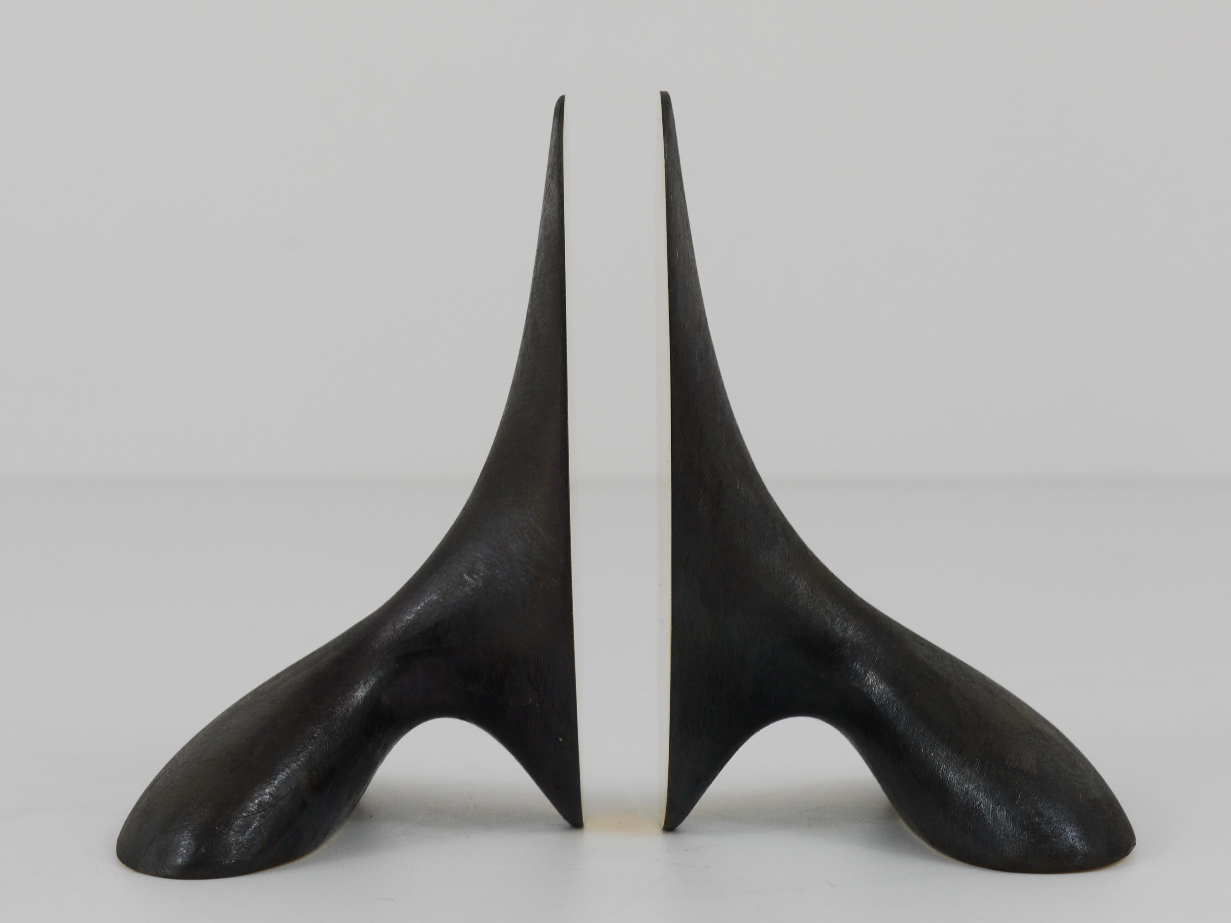 A pair of minimalist sculptural book ends in the organic shape. Model number 3653, handmade of solid patinated and partly polished brass. Designed by Werkstätte Carl Auböck in the 1950s. Fully stamped and marked. 4 x 3 x 5“. These are handcrafted
