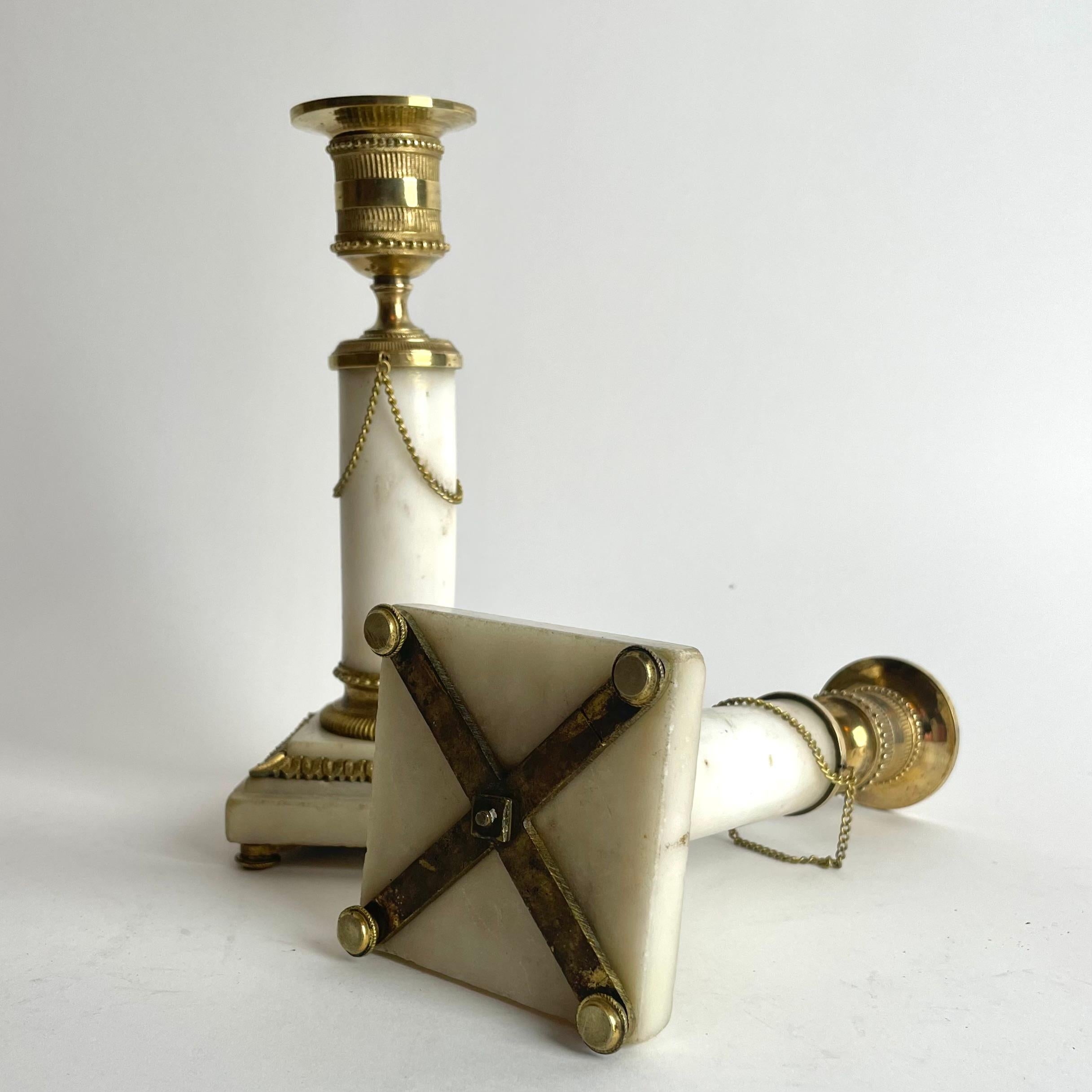 Coppia di candelabri in marmo di Carrara e bronzo dorato, Luigi XVI del 1780 in vendita 4