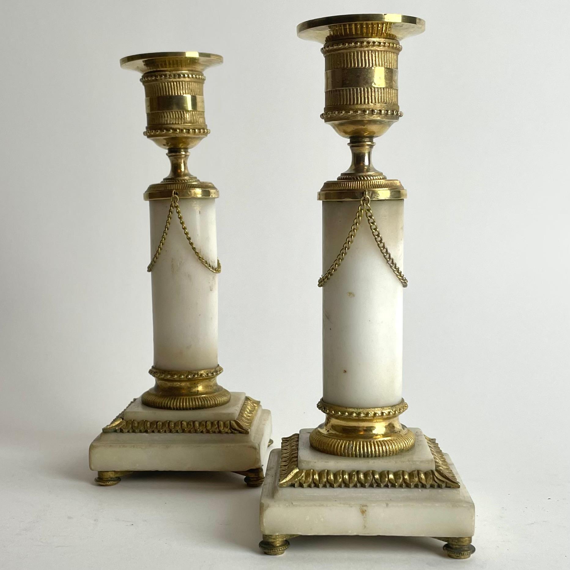 Una coppia di sofisticati candelabri in marmo di Carrara e bronzo dorato. Realizzato in Francia nel 1780. Luigi XVI.

Bellissimo il contrasto tra il marmo bianco di Carrara e le decorazioni dorate.

Ci sono alcune crepe nel marmo (vedi foto) e