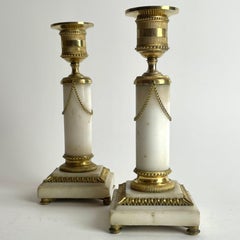 Paire de chandeliers en marbre de Carrare et bronze doré, Louis XVI des années 1780