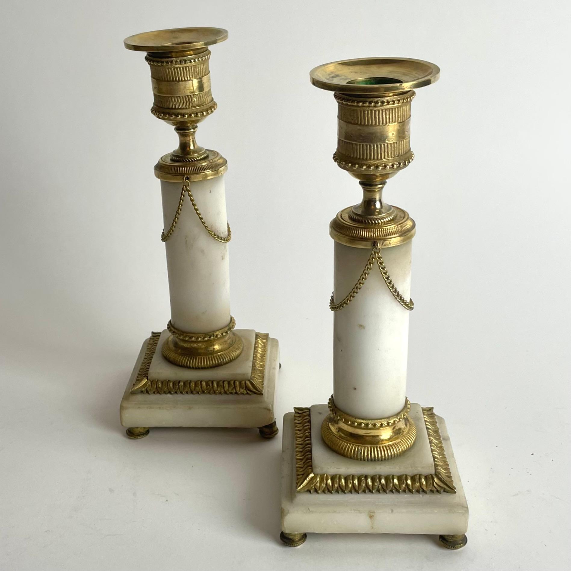 Francese Coppia di candelabri in marmo di Carrara e bronzo dorato, Luigi XVI del 1780 in vendita