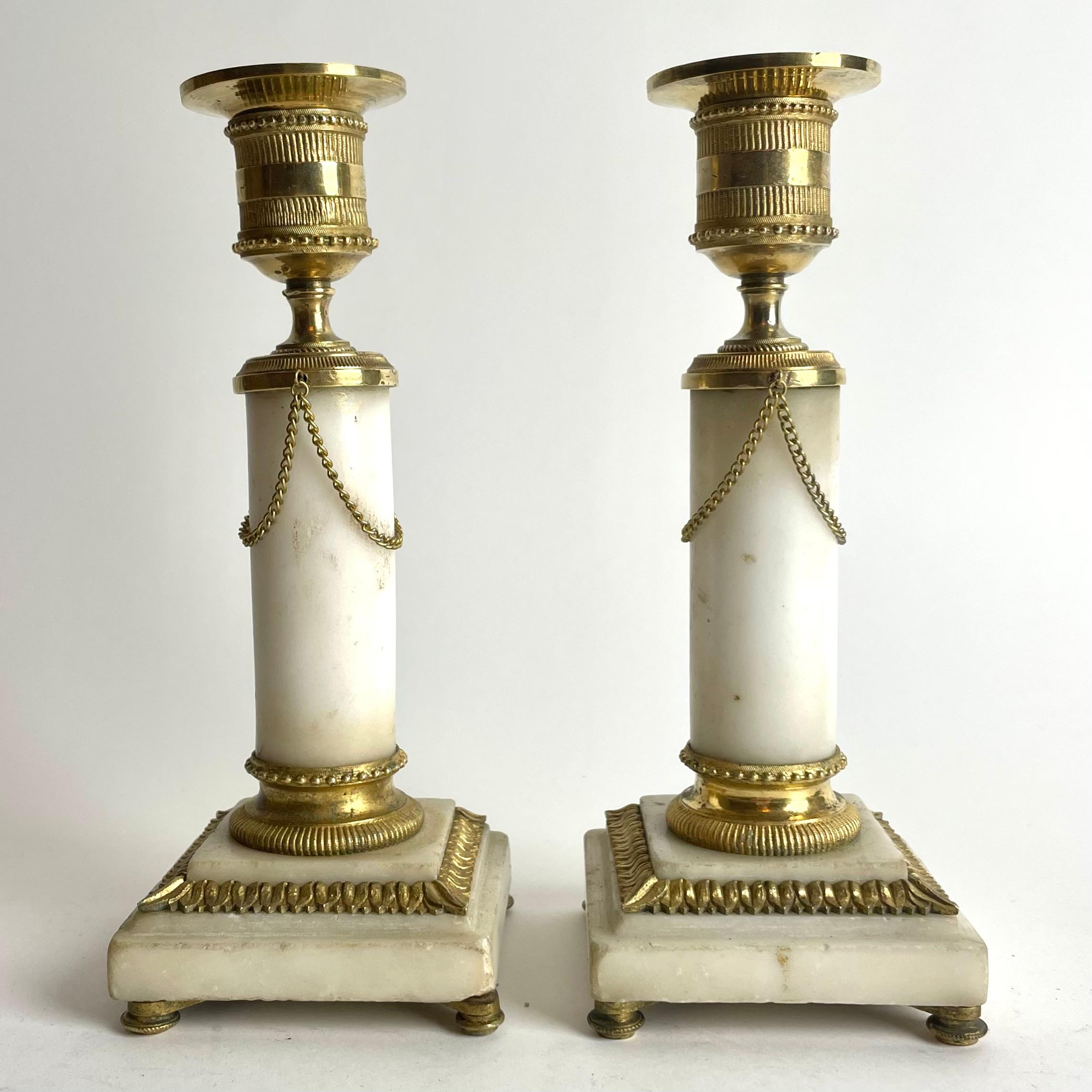 Coppia di candelabri in marmo di Carrara e bronzo dorato, Luigi XVI del 1780 In condizioni buone in vendita a Knivsta, SE