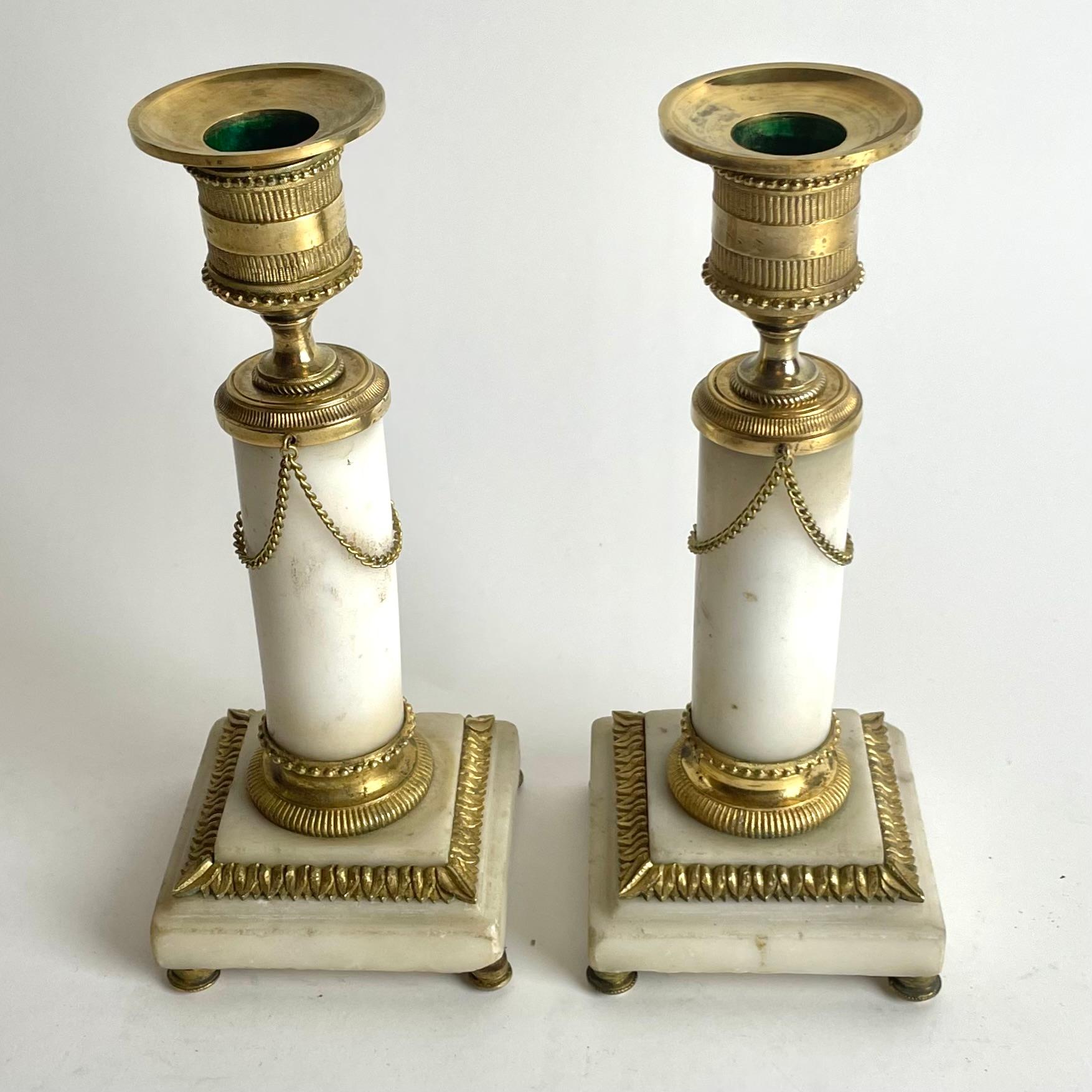 Fine XVIII secolo Coppia di candelabri in marmo di Carrara e bronzo dorato, Luigi XVI del 1780 in vendita