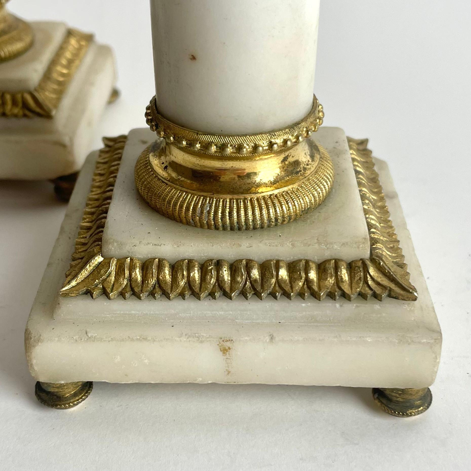 Placcato oro Coppia di candelabri in marmo di Carrara e bronzo dorato, Luigi XVI del 1780 in vendita