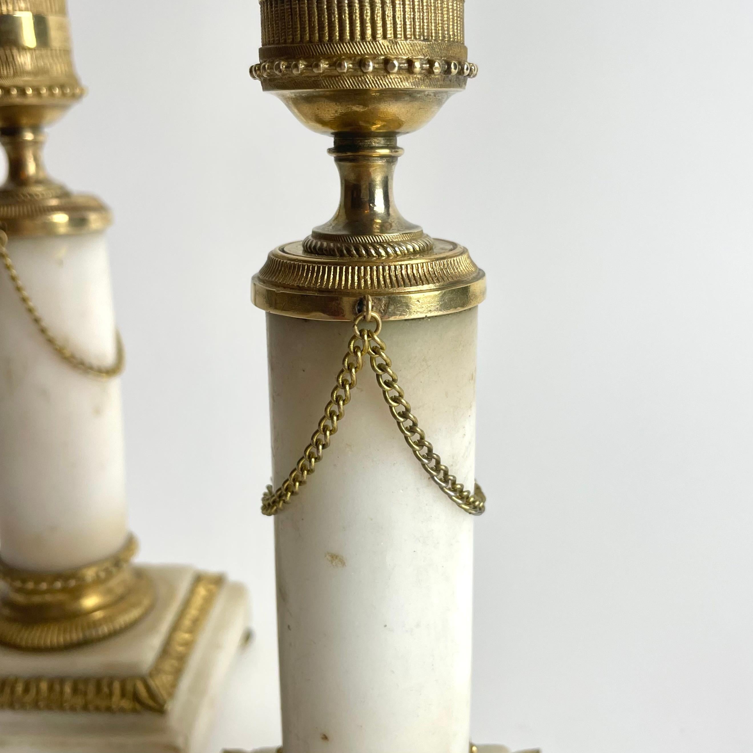 Coppia di candelabri in marmo di Carrara e bronzo dorato, Luigi XVI del 1780 in vendita 1