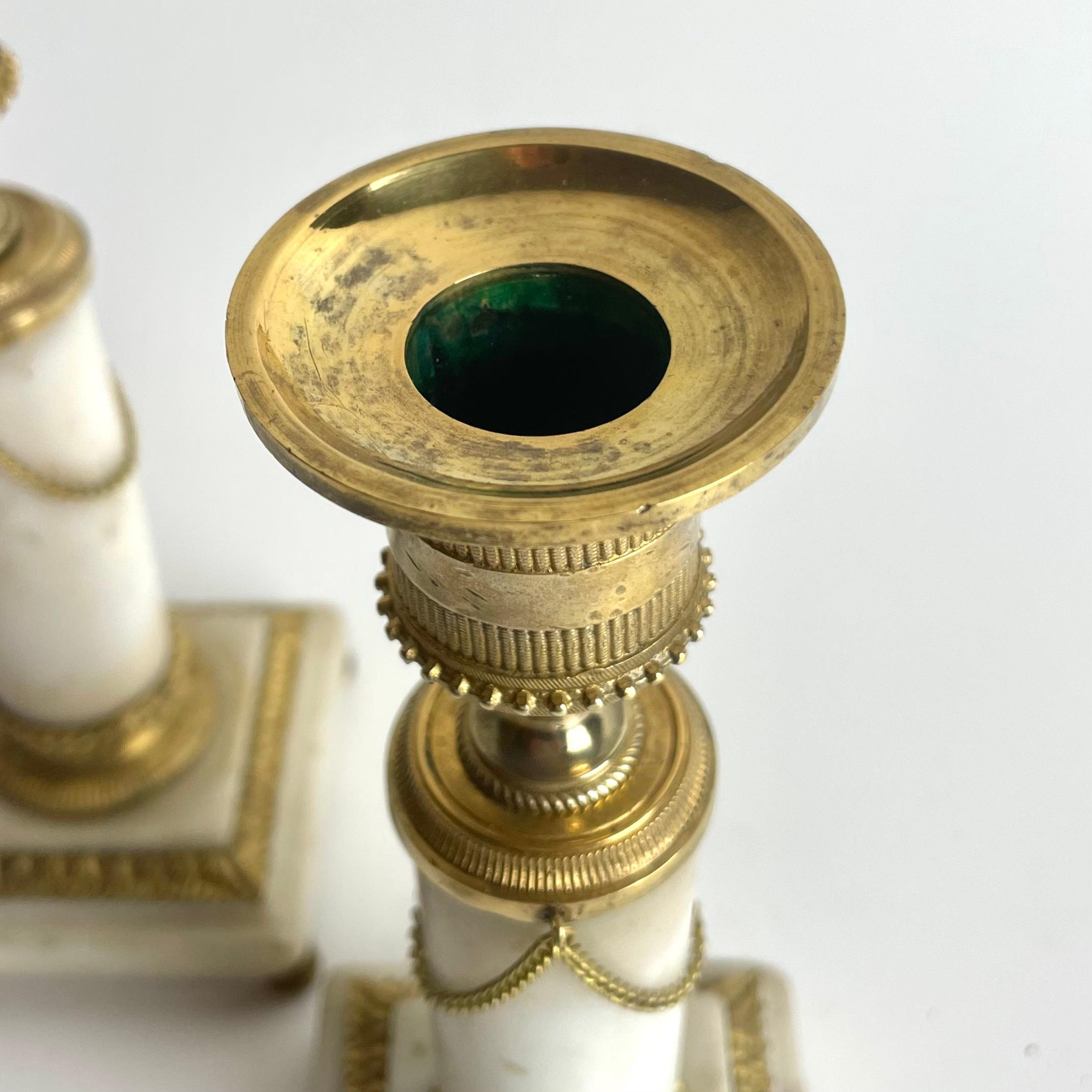 Coppia di candelabri in marmo di Carrara e bronzo dorato, Luigi XVI del 1780 in vendita 2