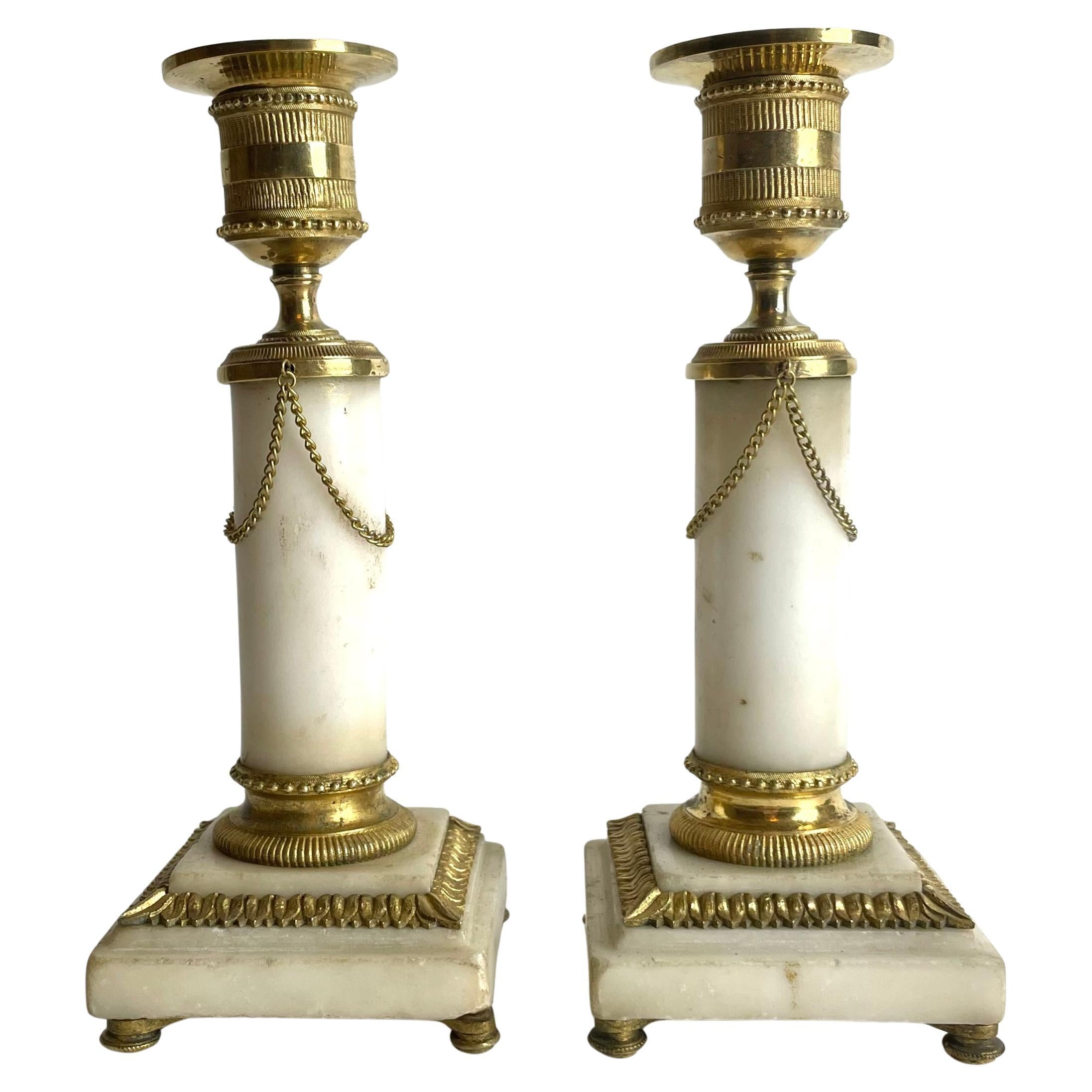 Paire de chandeliers en marbre de Carrare et bronze doré, Louis XVI des années 1780