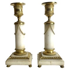 Paire de chandeliers en marbre de Carrare et bronze doré, Louis XVI des années 1780